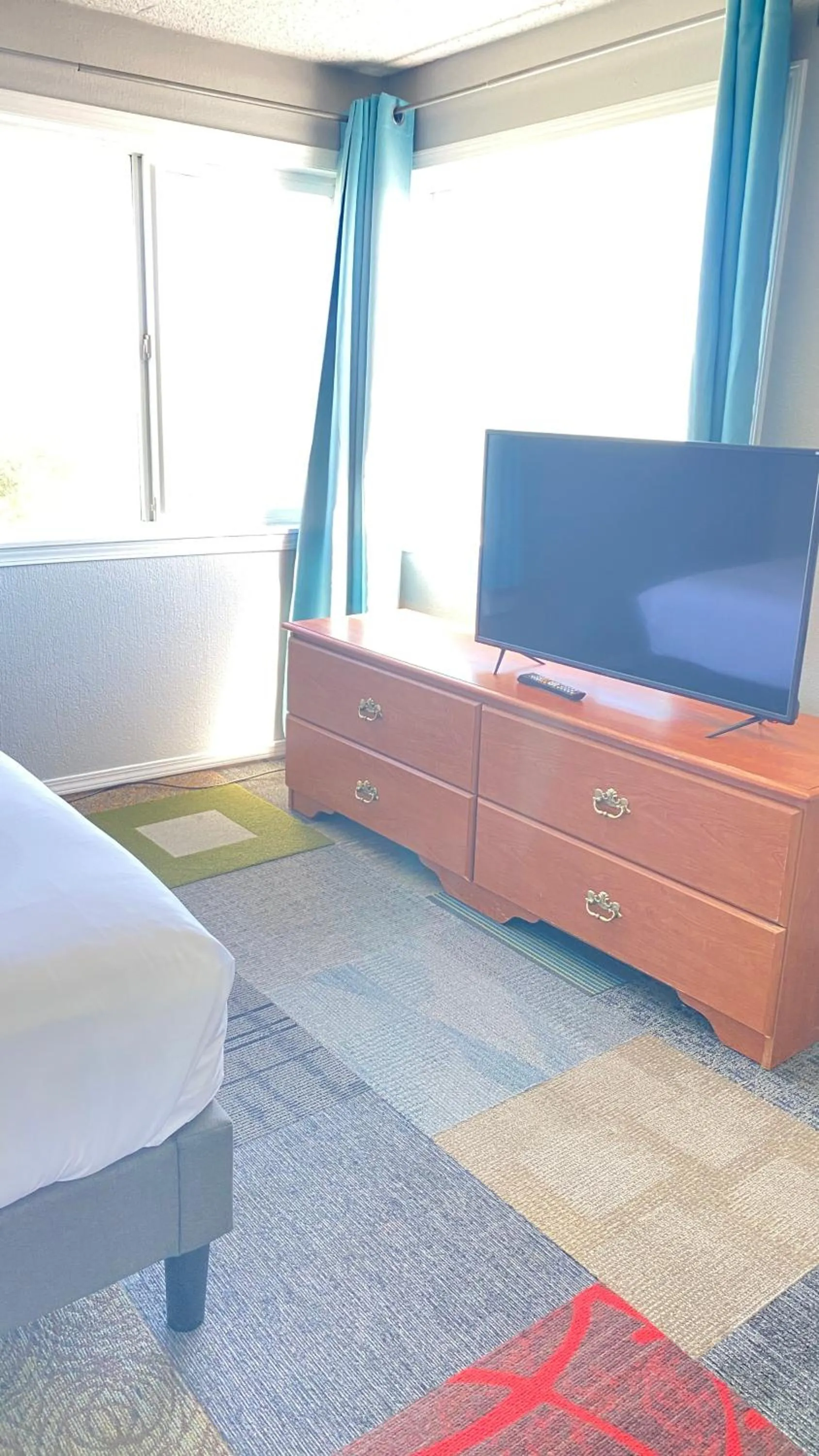 Bed in Ocean Shores Inn & Suites