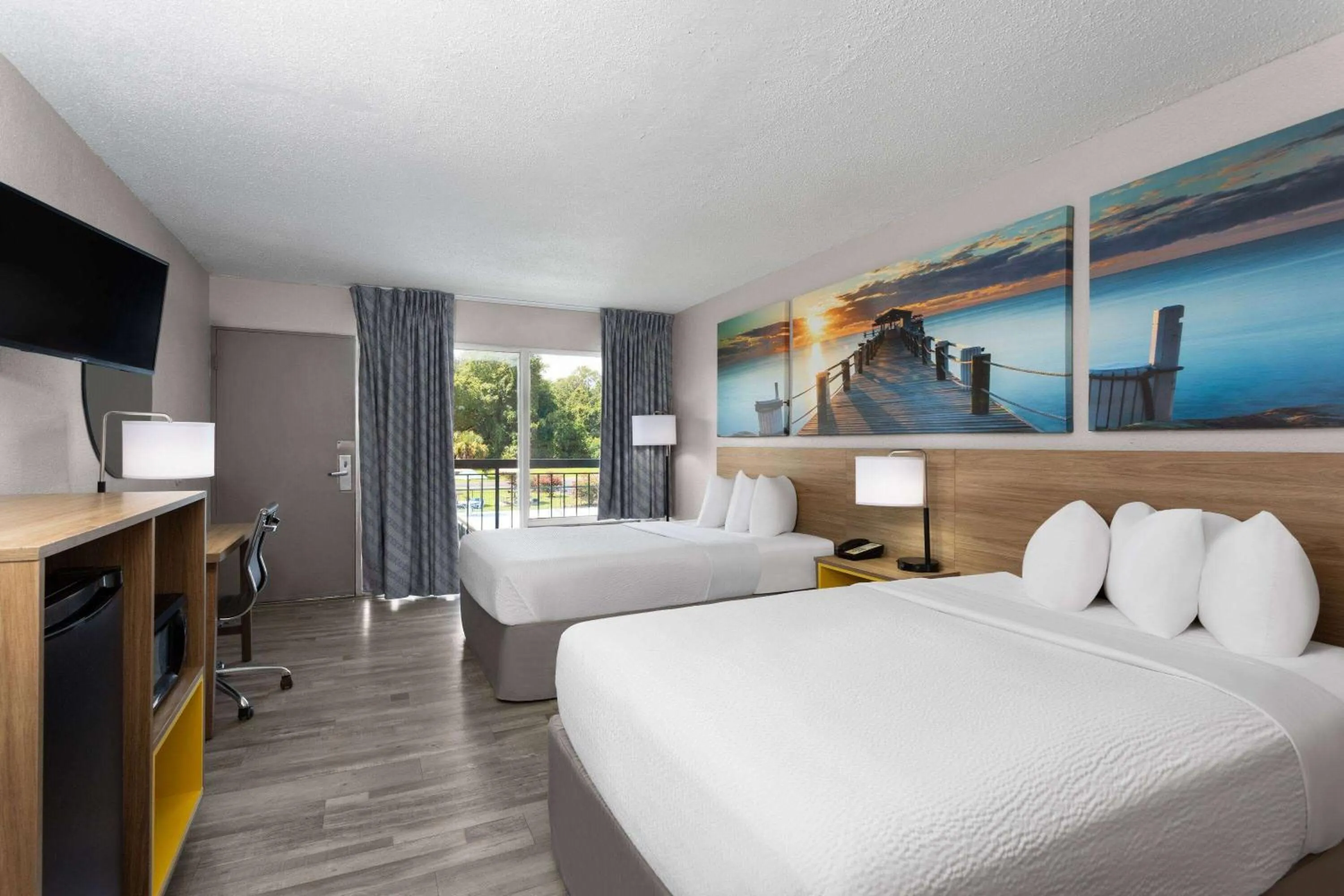 Photo of the whole room, Bed in Days Inn by Wyndham Wildwood I-75