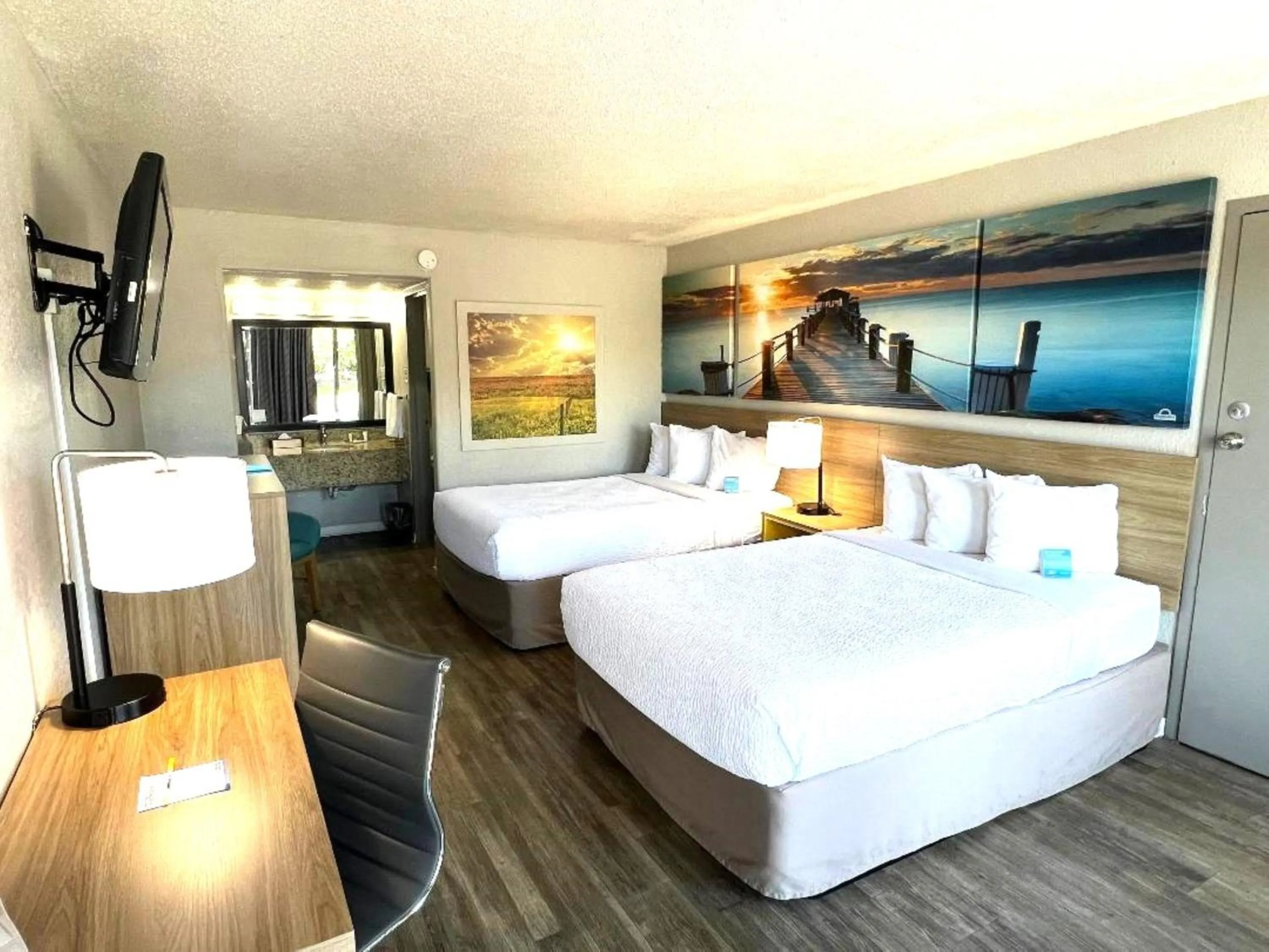 Bed in Days Inn by Wyndham Wildwood I-75