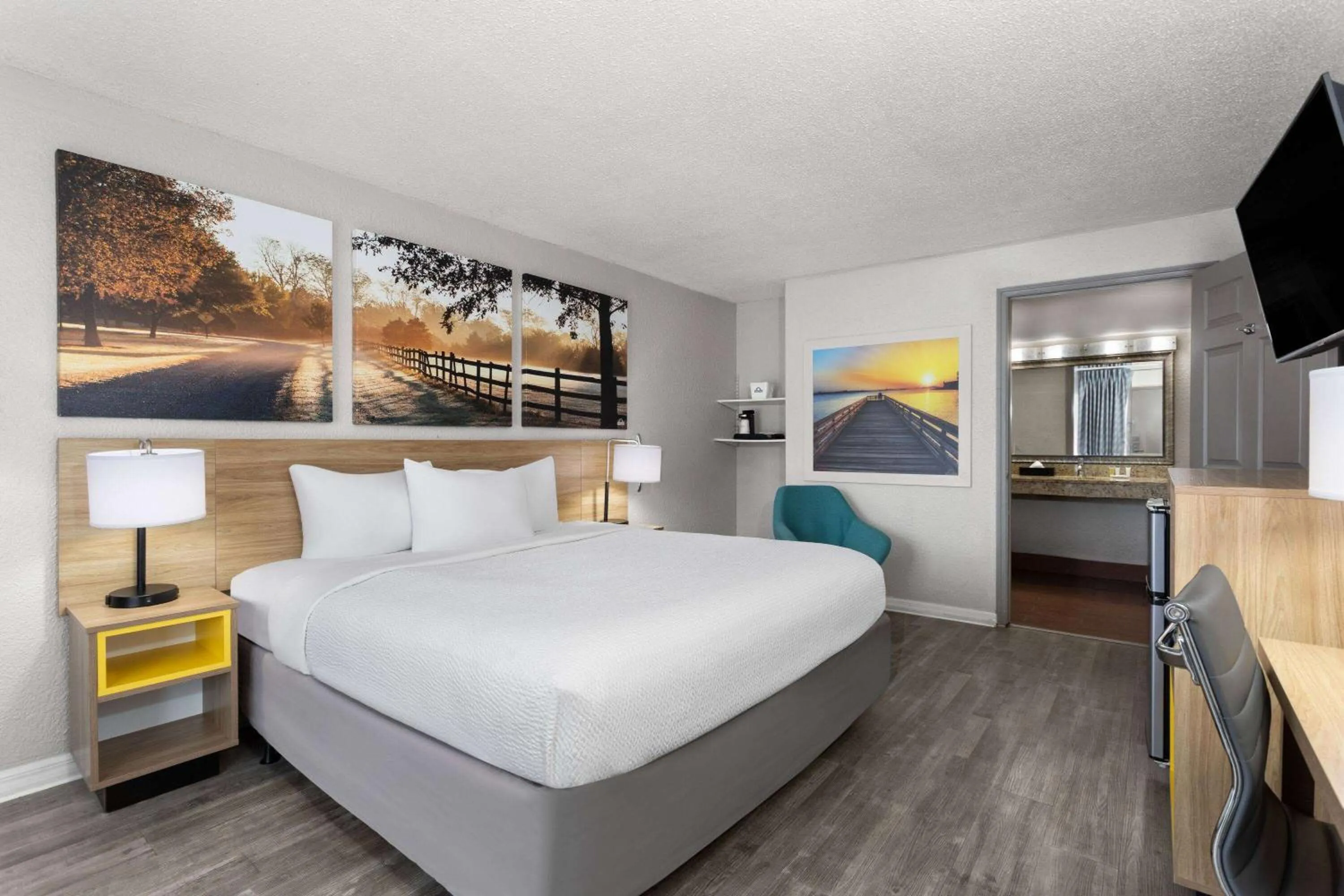 Photo of the whole room, Bed in Days Inn by Wyndham Wildwood I-75