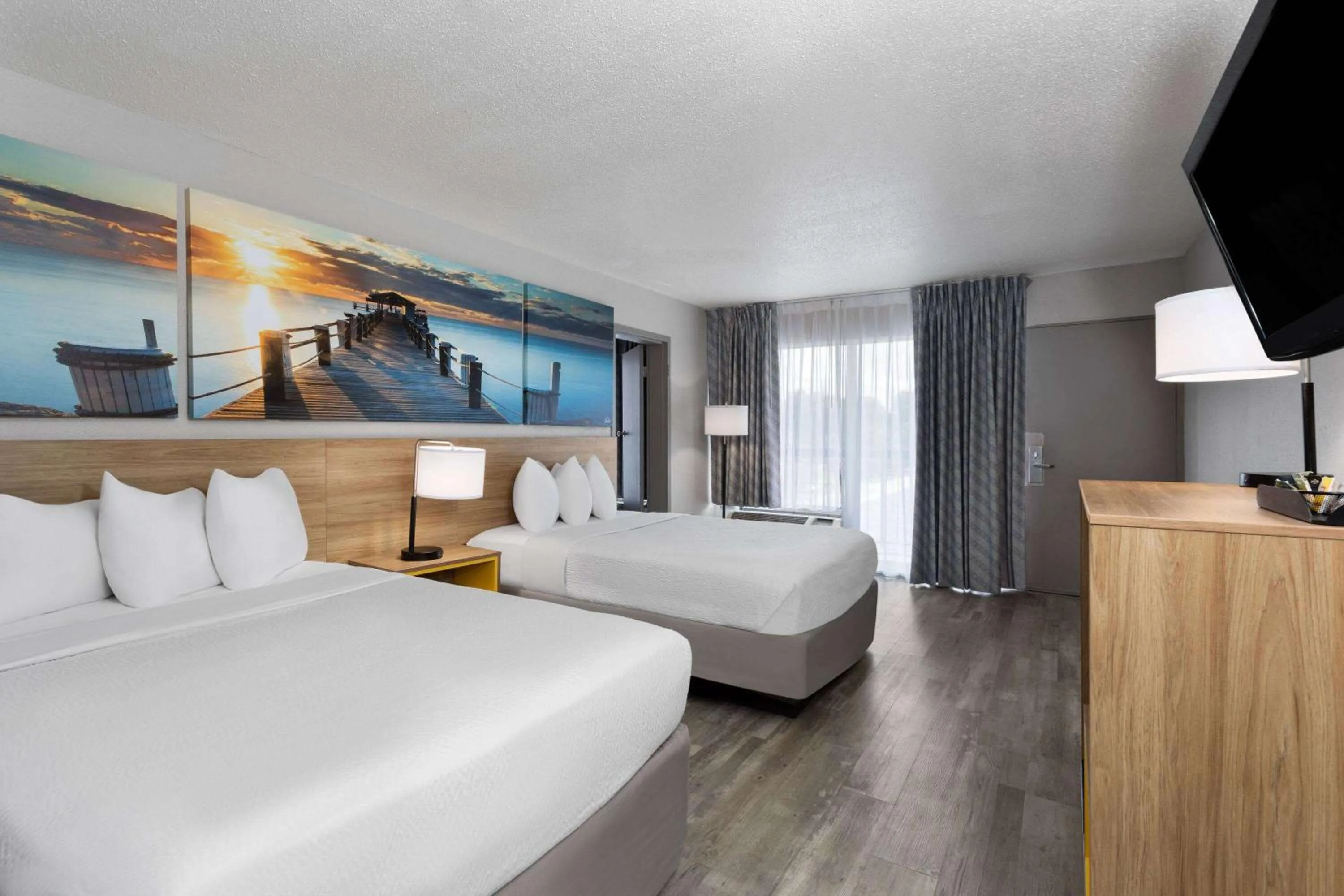 Photo of the whole room, Bed in Days Inn by Wyndham Wildwood I-75