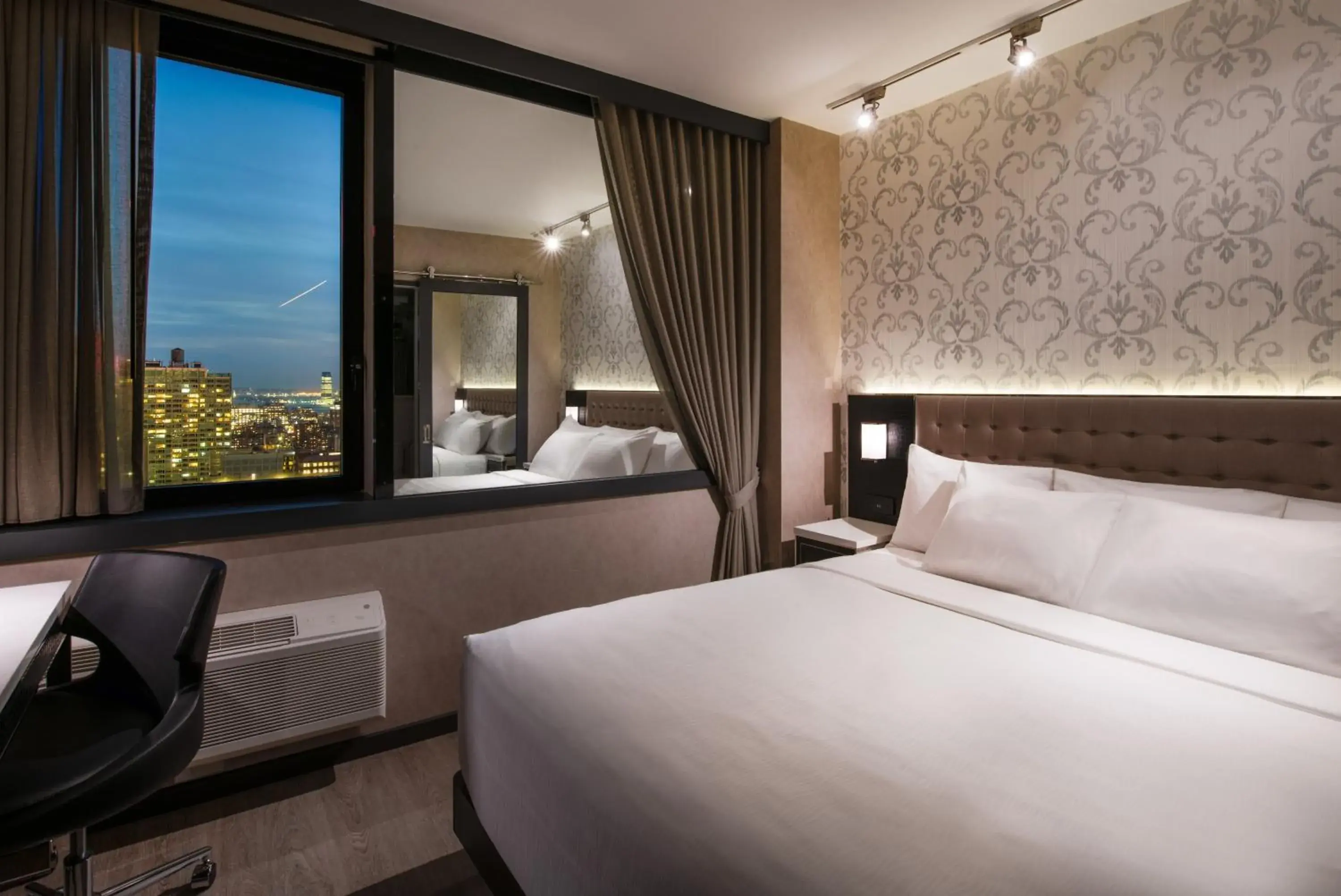 Deluxe King Room in Aliz Hotel Times Square Deluxe King Room in Aliz Hotel Times Square