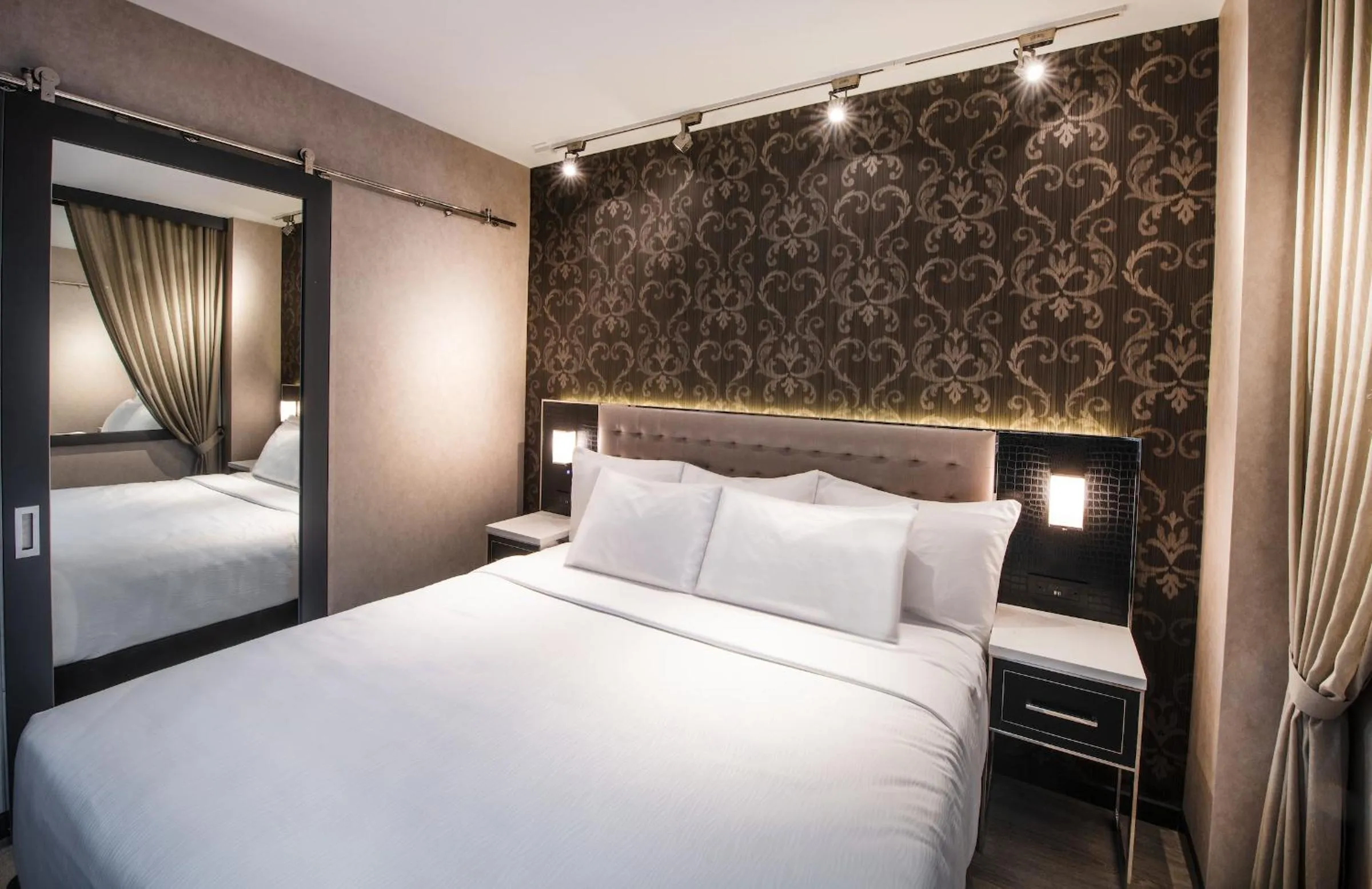 Photo of the whole room, Bed in Aliz Hotel Times Square