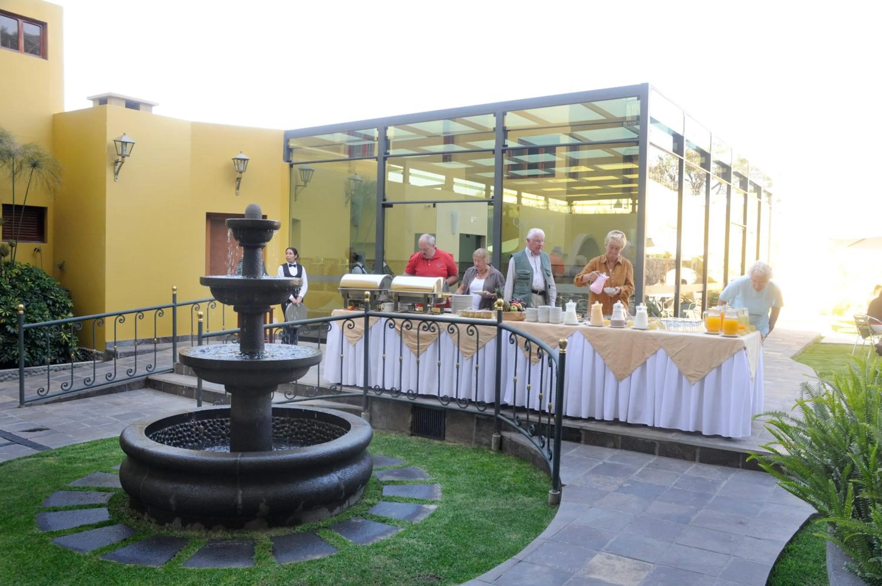 Restaurant/places to eat in El Cabildo Hotel