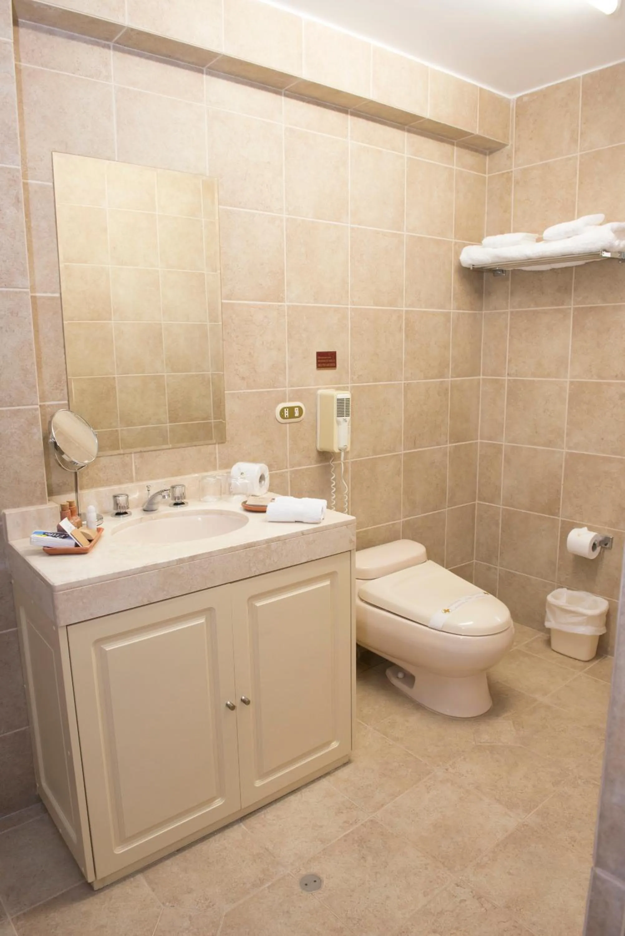 Bathroom in El Cabildo Hotel