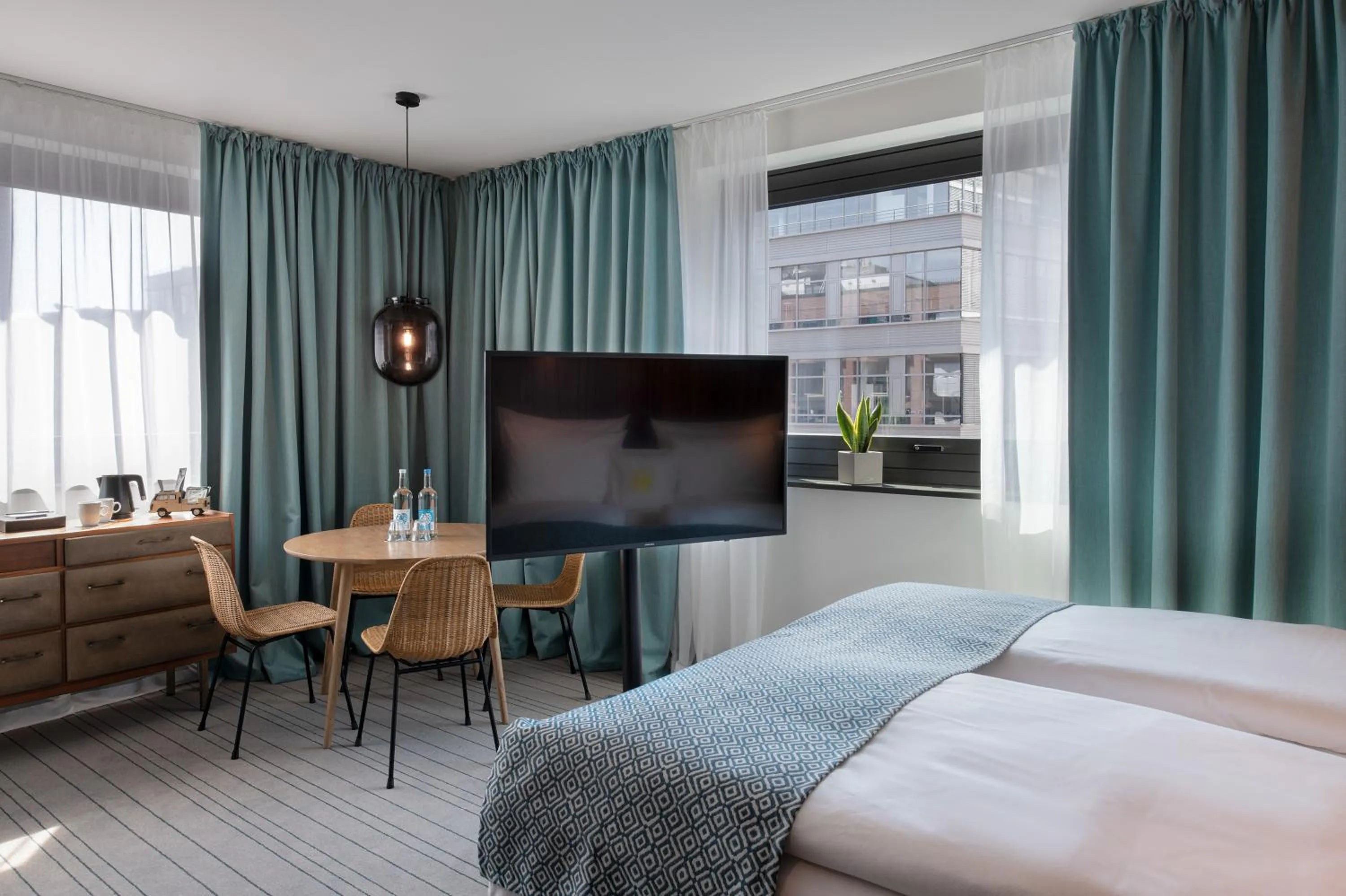 TV and multimedia, Bed in PIERDREI Hotel HafenCity Hamburg