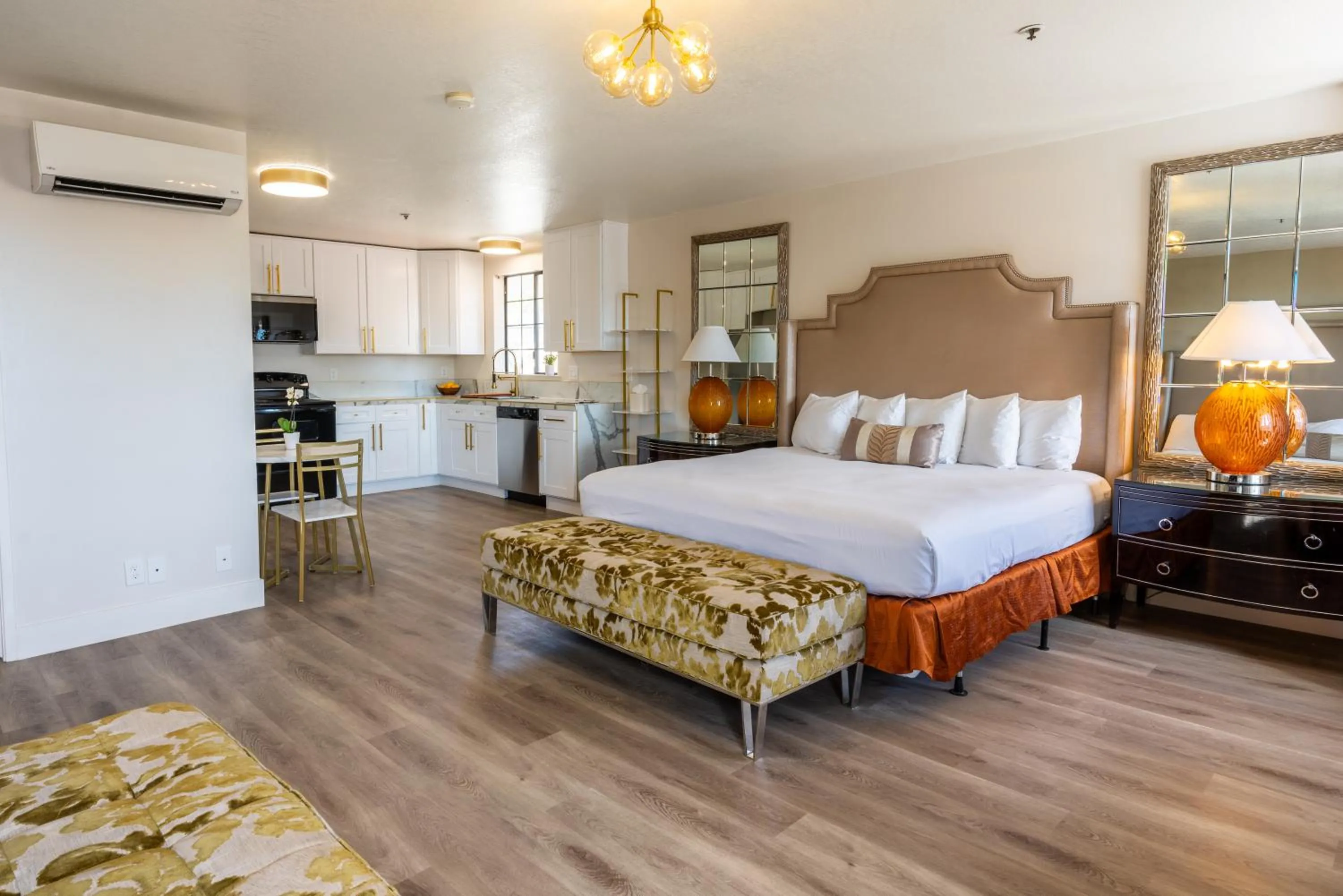 Kitchen or kitchenette, Bed in Sands Inn & Suites