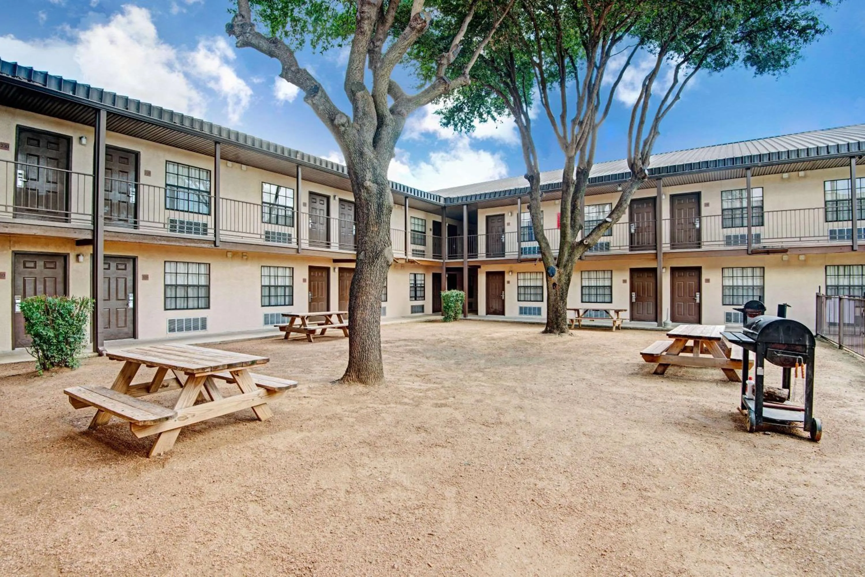 Property Building in Deluxe Inn San Antonio Near Lackland AFB