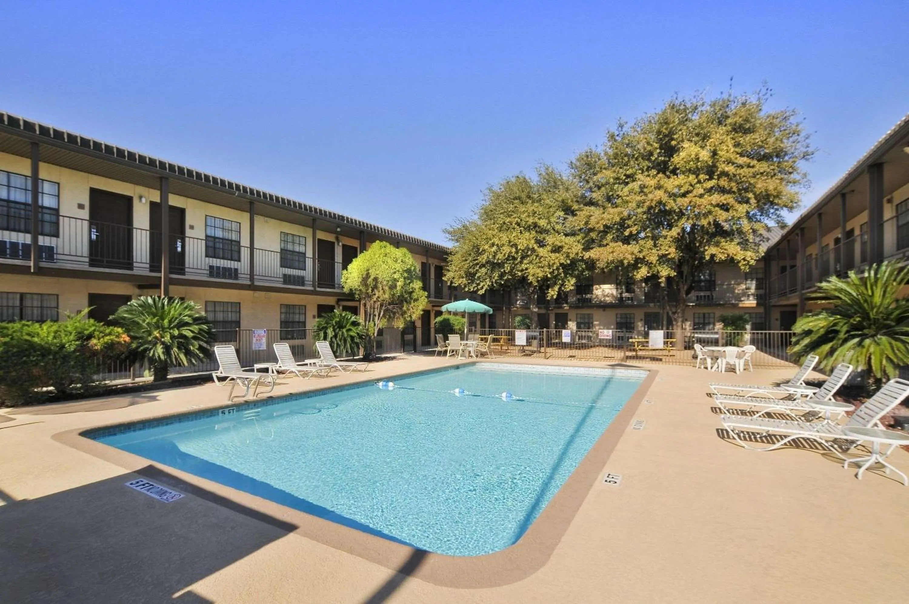 On site, Swimming Pool in Deluxe Inn San Antonio Near Lackland AFB