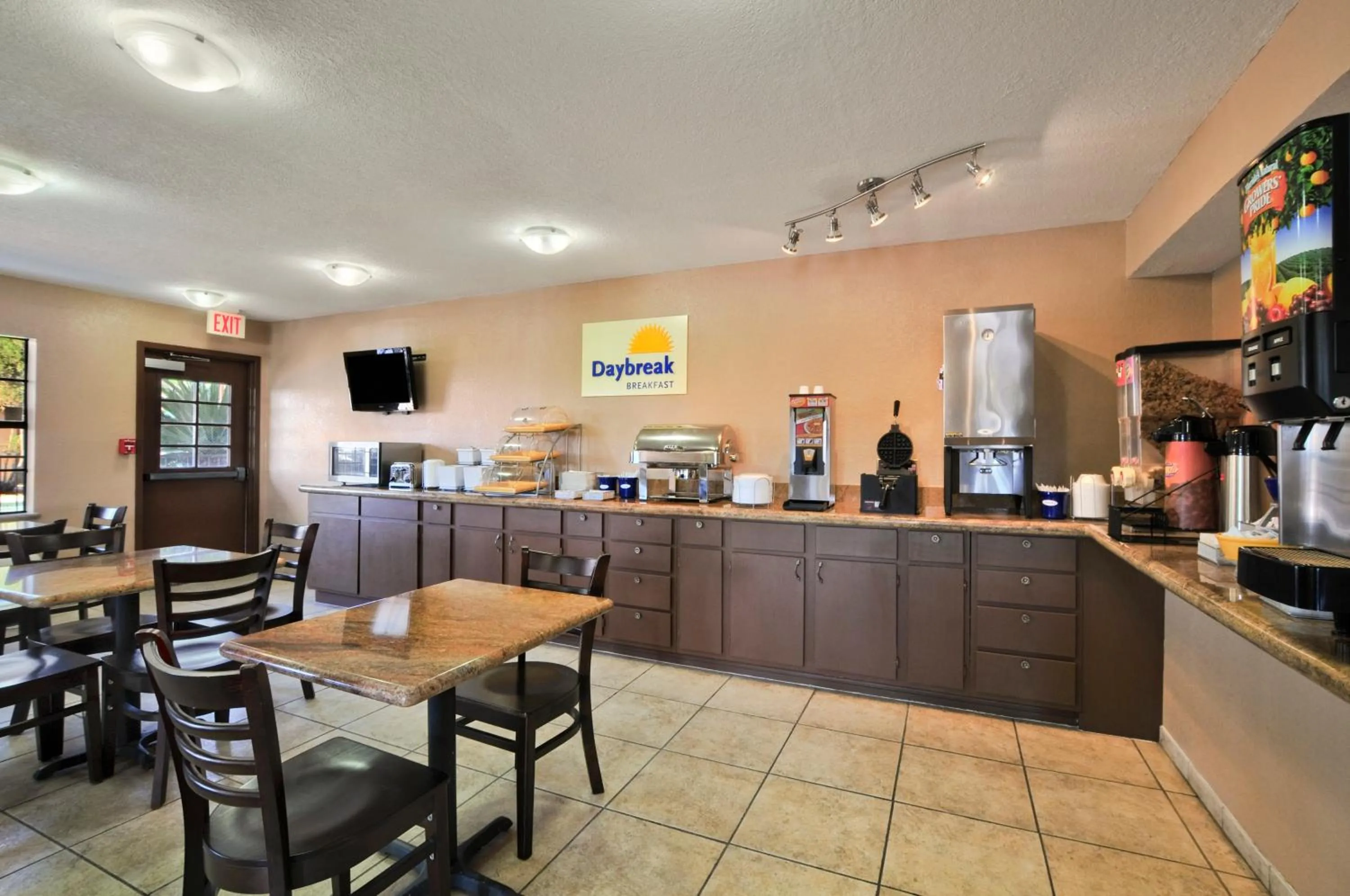 Coffee/tea facilities, Restaurant/Places to Eat in Deluxe Inn San Antonio Near Lackland AFB