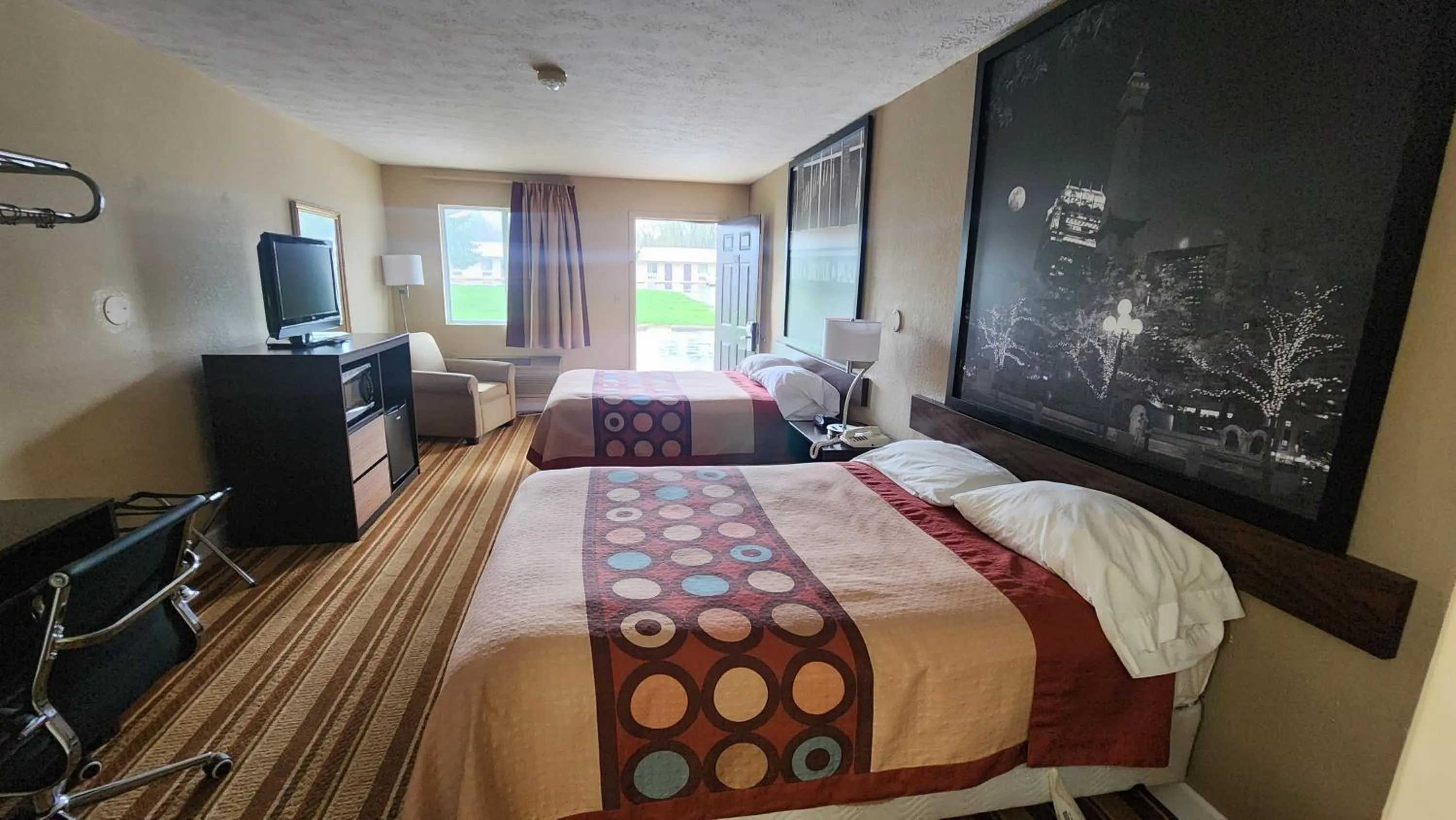 Bed in Super 8 by Wyndham Centerville-Richmond