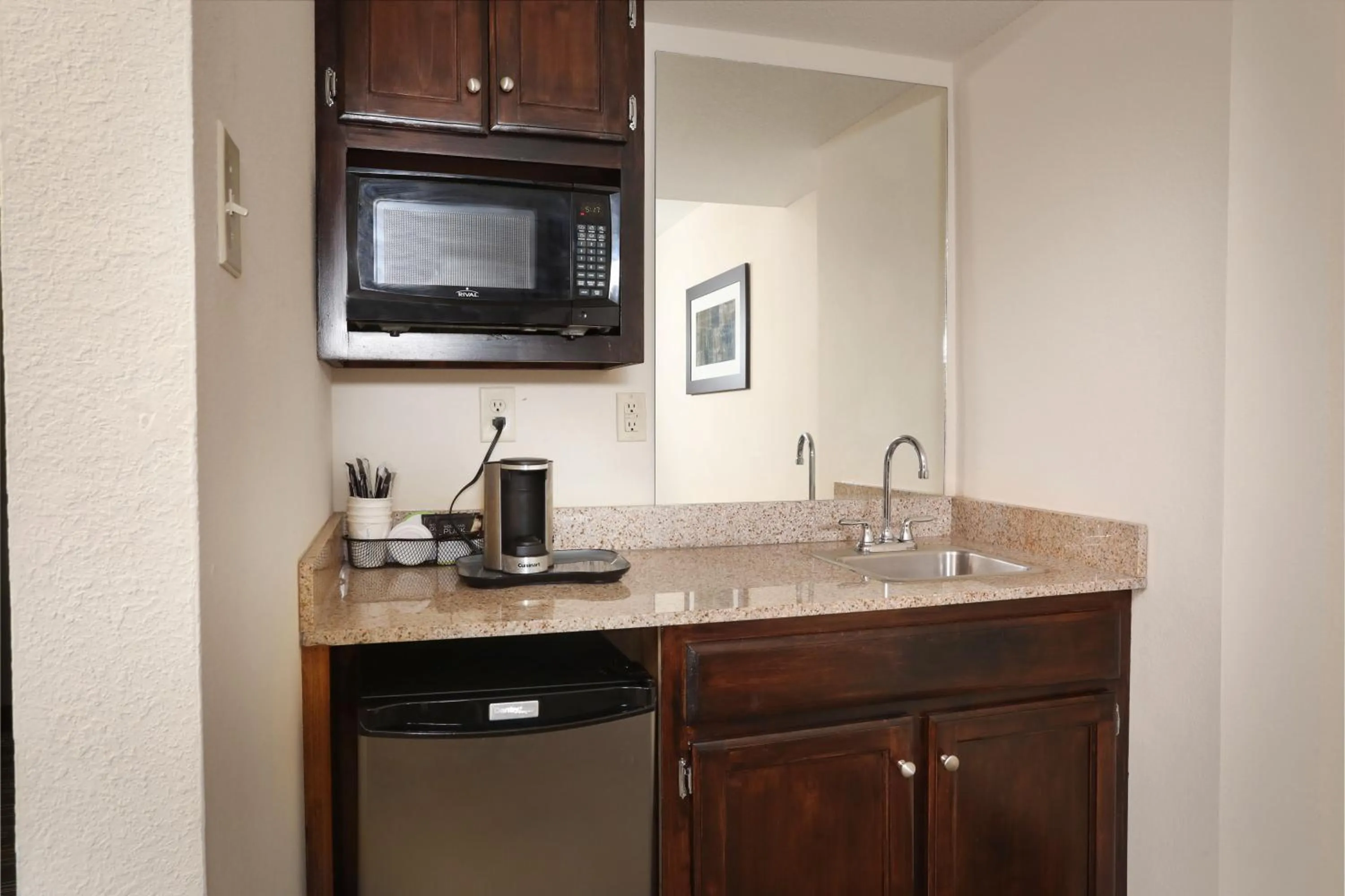 Coffee/tea facilities in Wingate by Wyndham Savannah Pooler