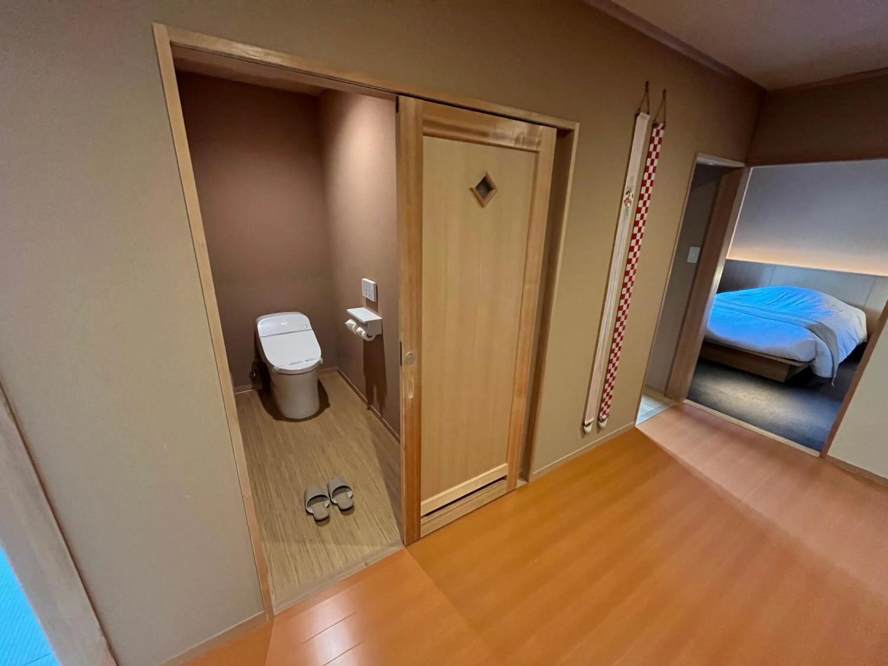 Toilet, Bed in Jozankei Daiichi Hotel Suizantei