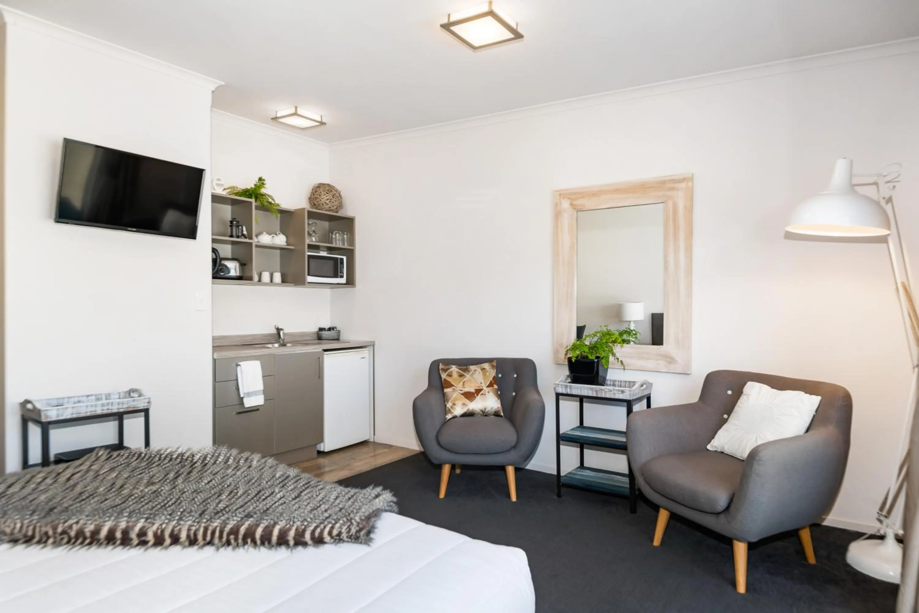 Seating area, Bed in Two Tree Lodge