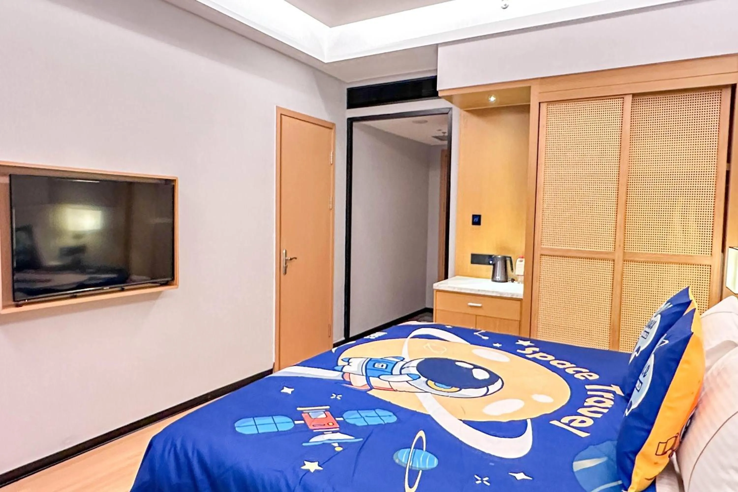 Photo of the whole room, Bed in Wyndham Garden Haikou Meilan