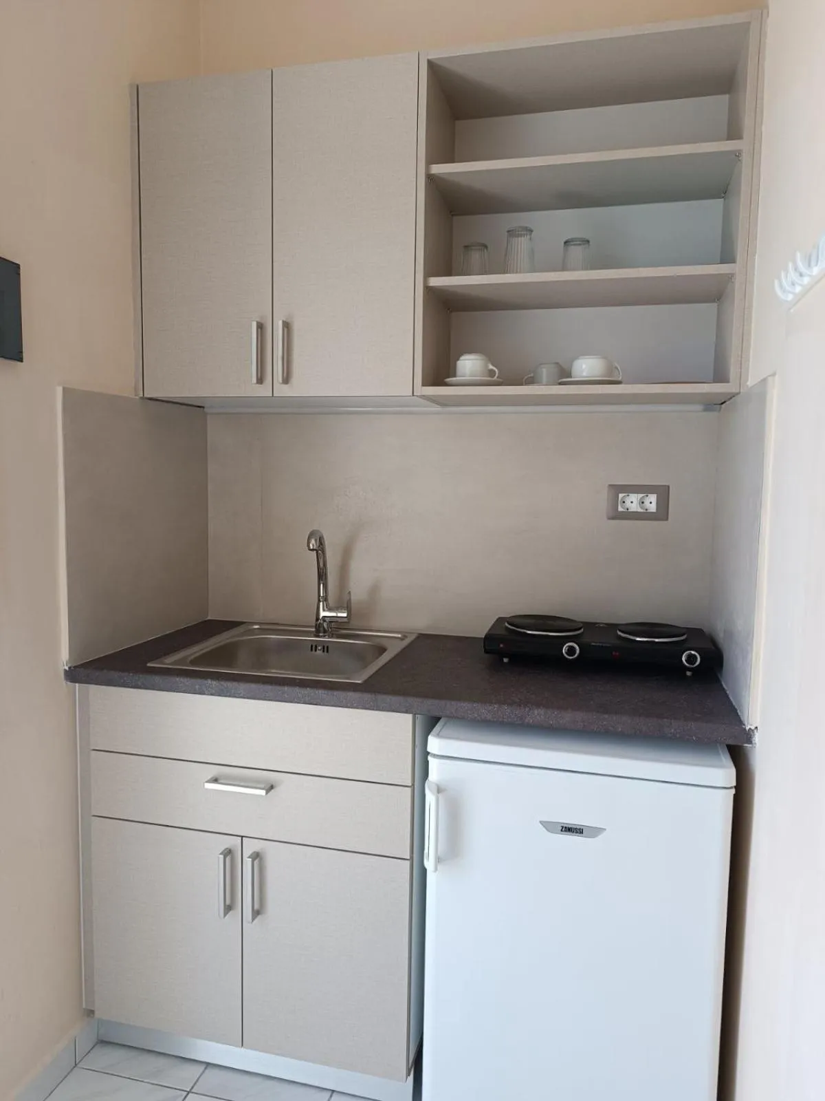 Kitchen or kitchenette in Sunflower Apartments & Studios