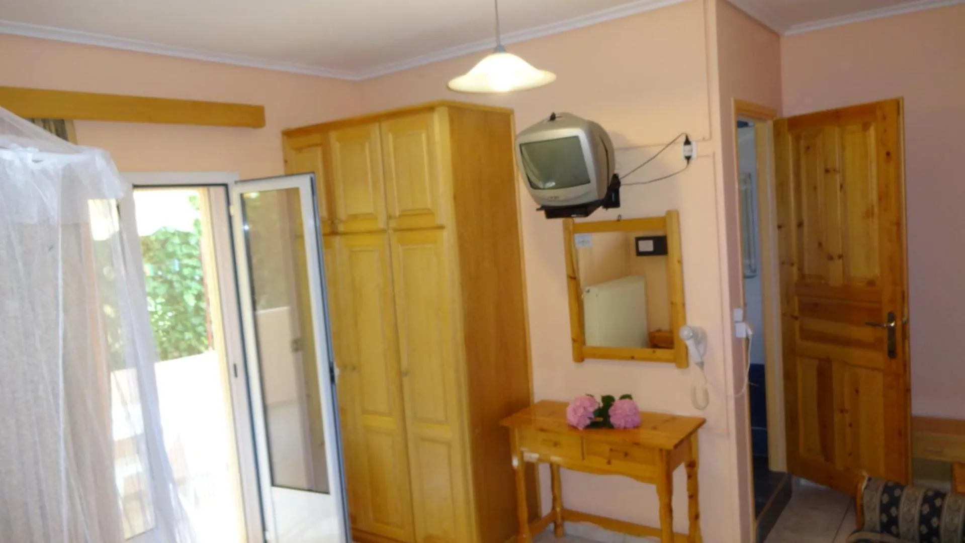 TV and multimedia in Pansion Filoxenia Apartments & Studios