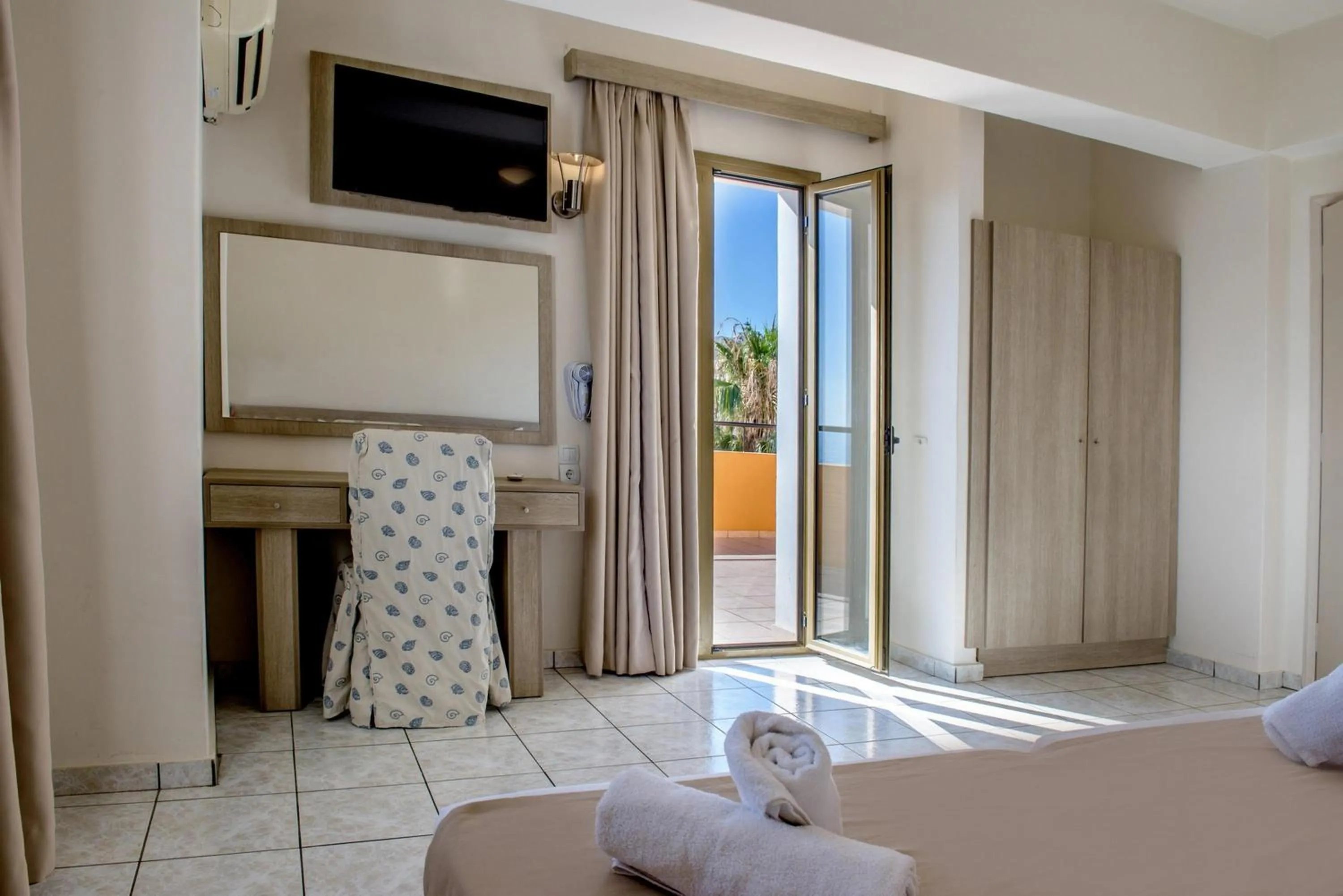 Photo of the whole room, Bed in Elmi Beach Hotel & Suites