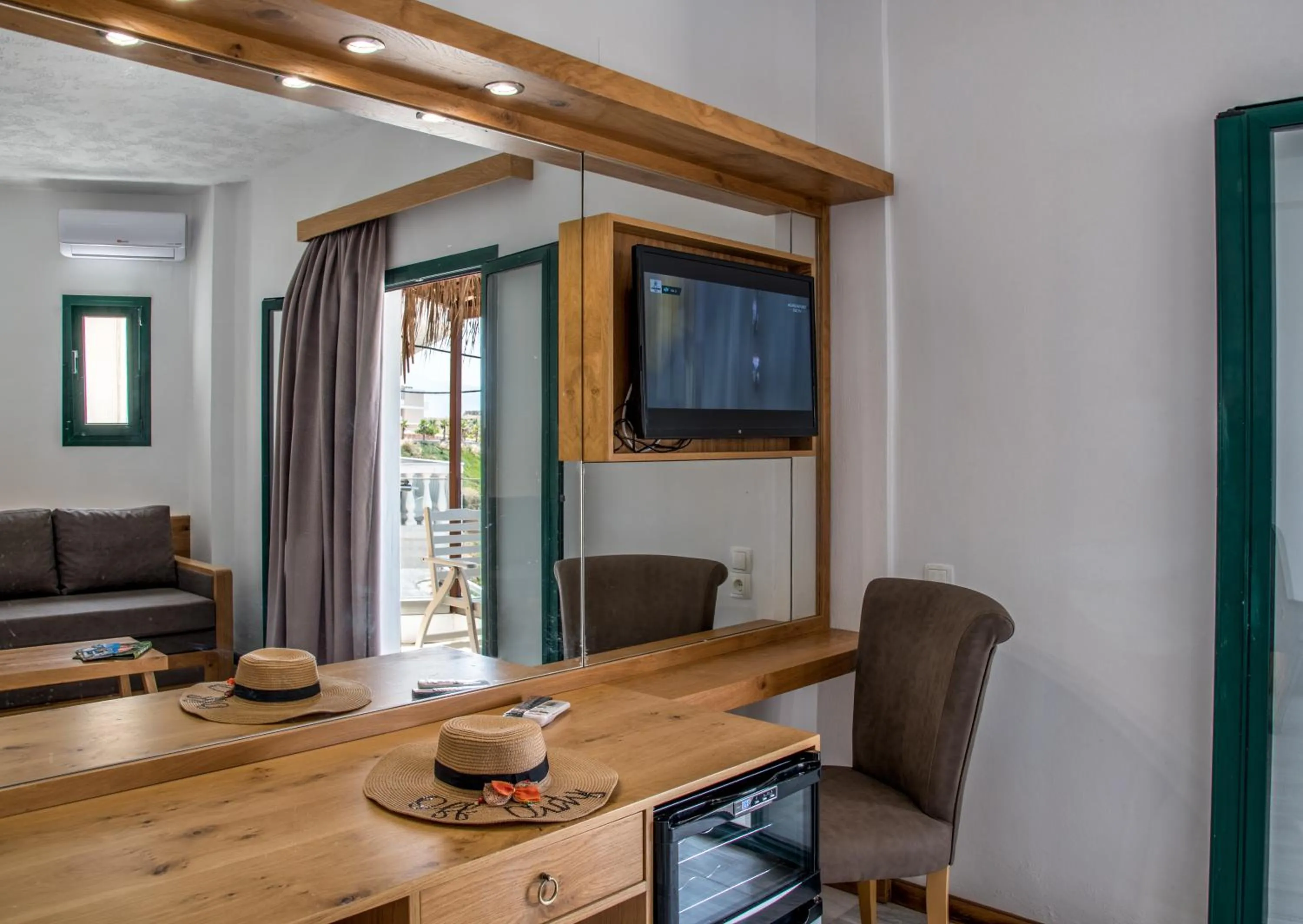 Elmi Beach Hotel & Suites