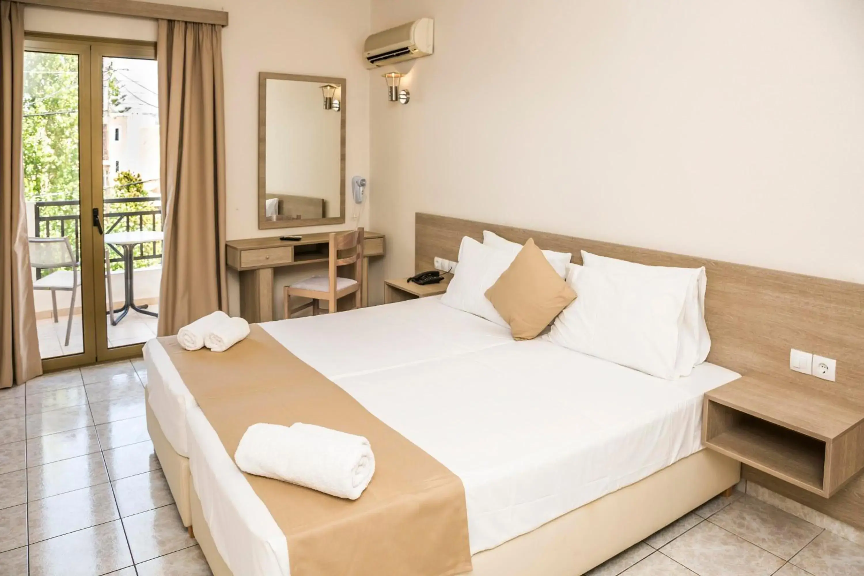 Standard Double Room in Elmi Beach Hotel & Suites Standard Double Room in Elmi Beach Hotel & Suites