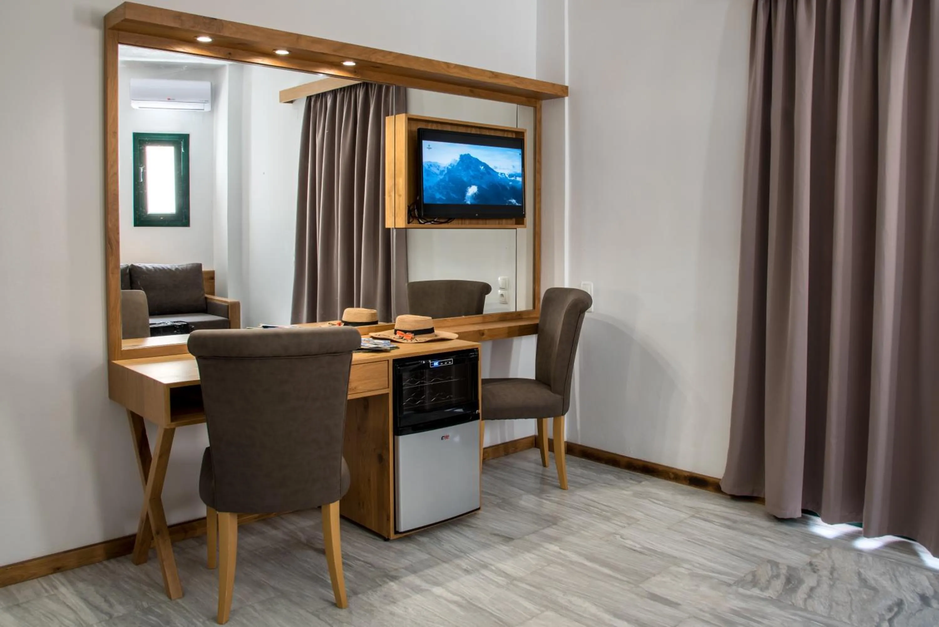 Elmi Beach Hotel & Suites