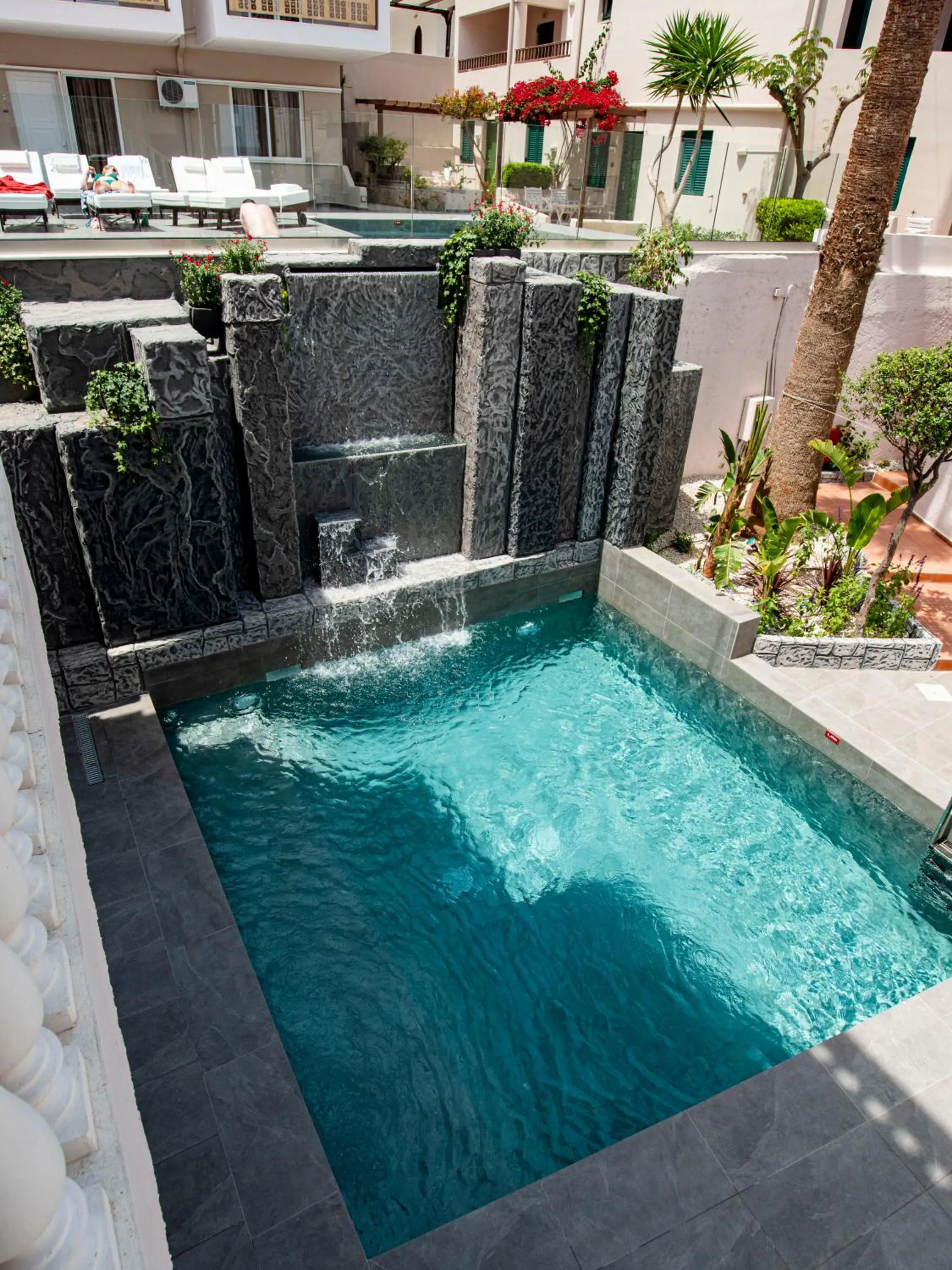 Swimming pool in Elmi Beach Hotel & Suites