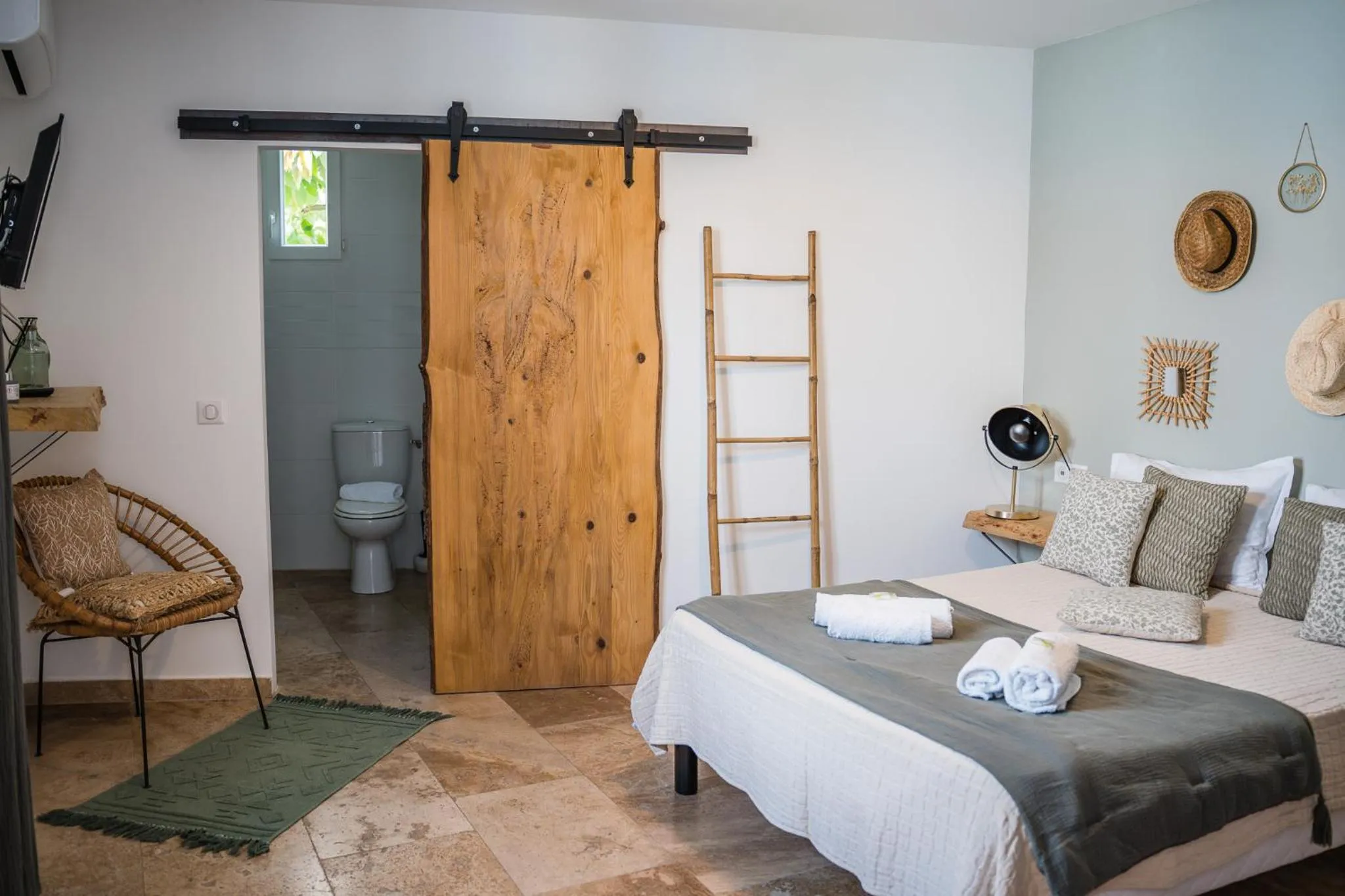 Bed in Hôtel Restaurant La Caravelle