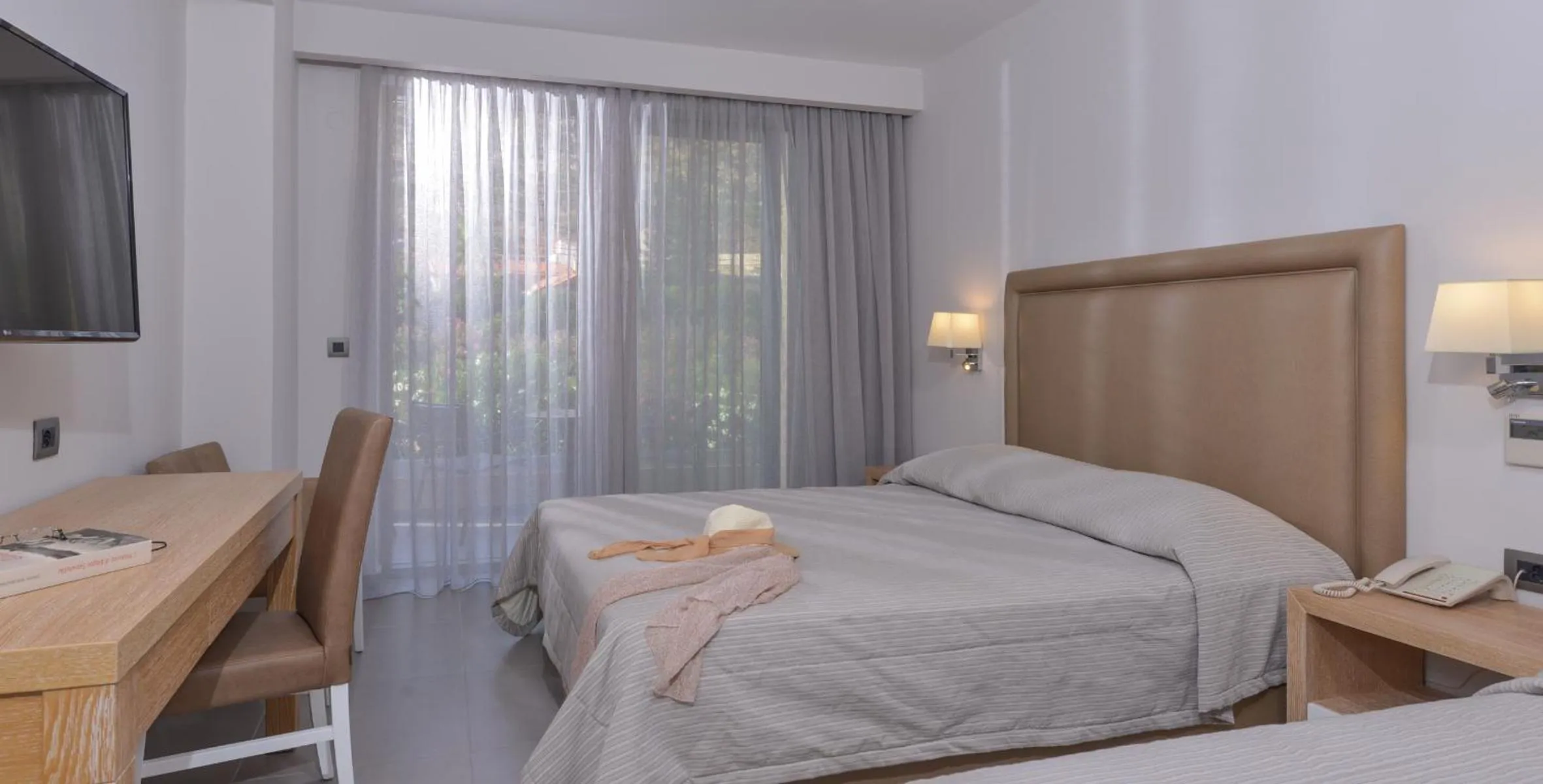 Bedroom, Bed in Cactus Beach Hotel