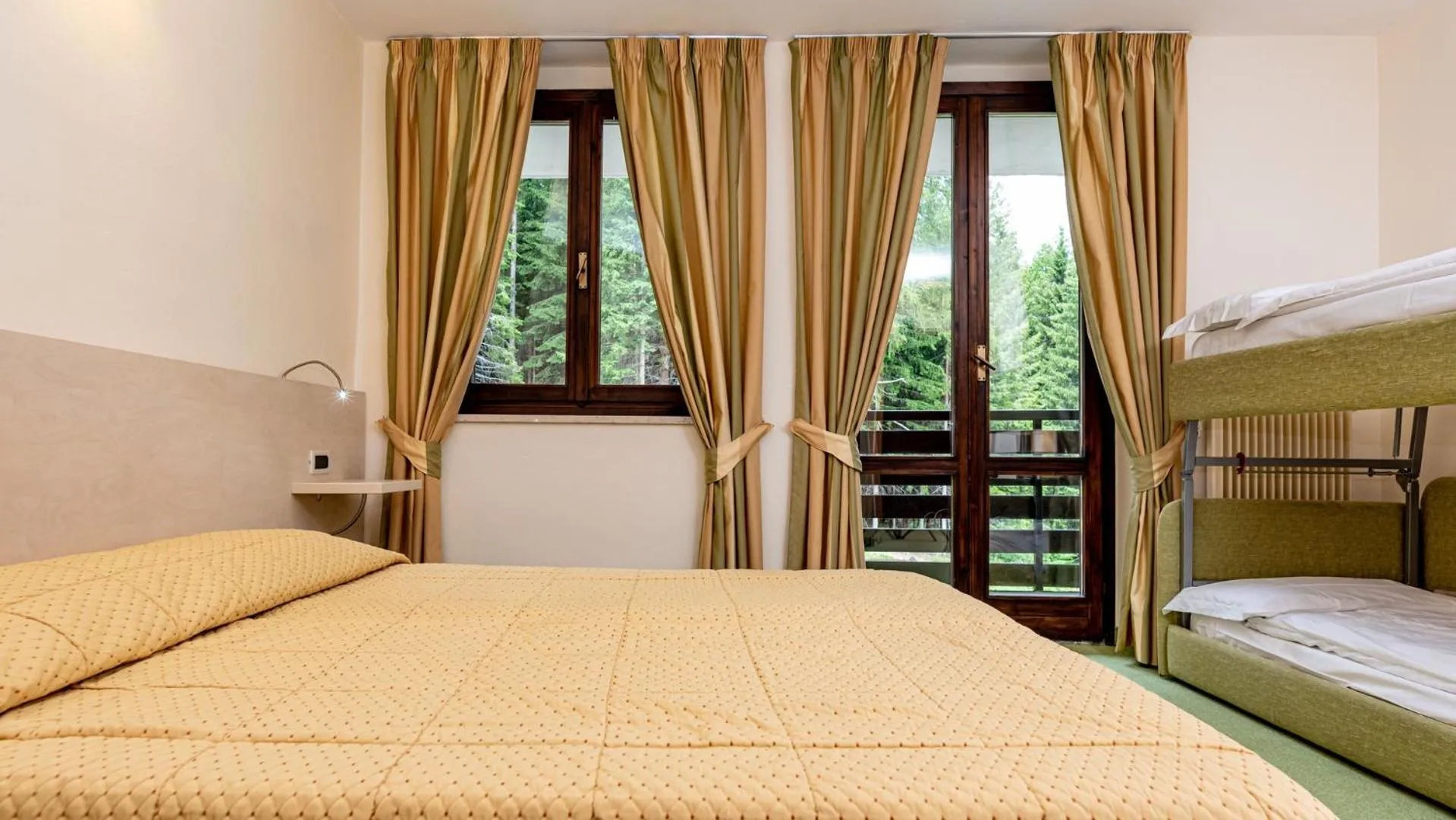 Photo of the whole room, Bed in Hotel Alaska