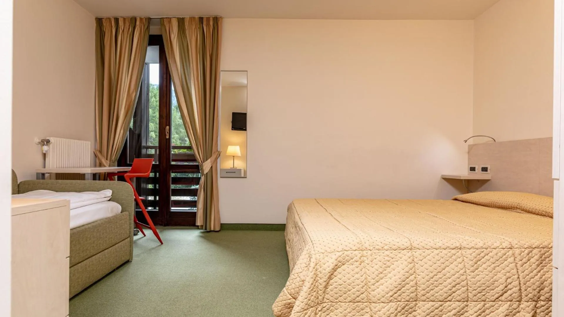 Photo of the whole room, Bed in Hotel Alaska