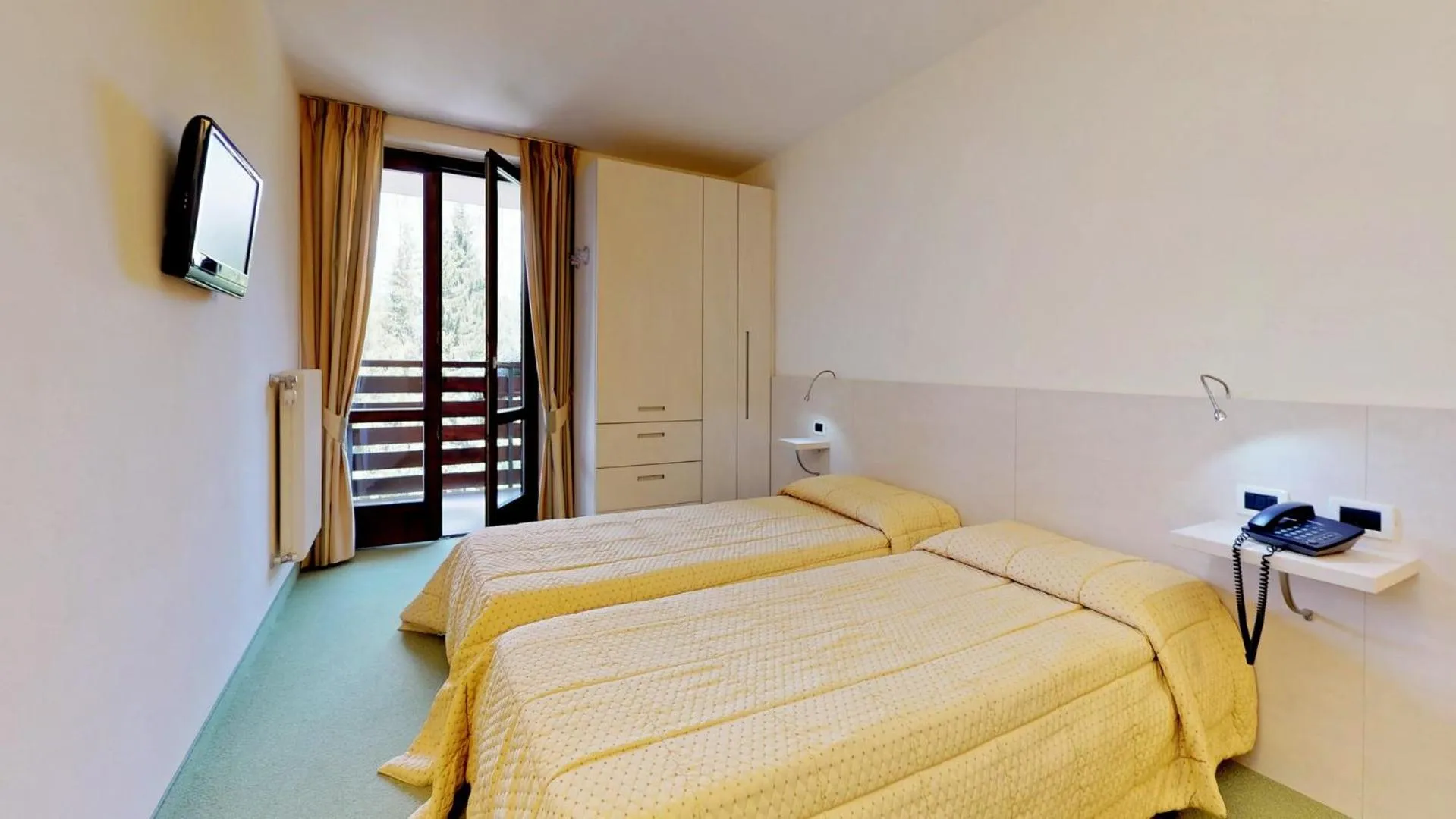 Bedroom, Bed in Hotel Alaska