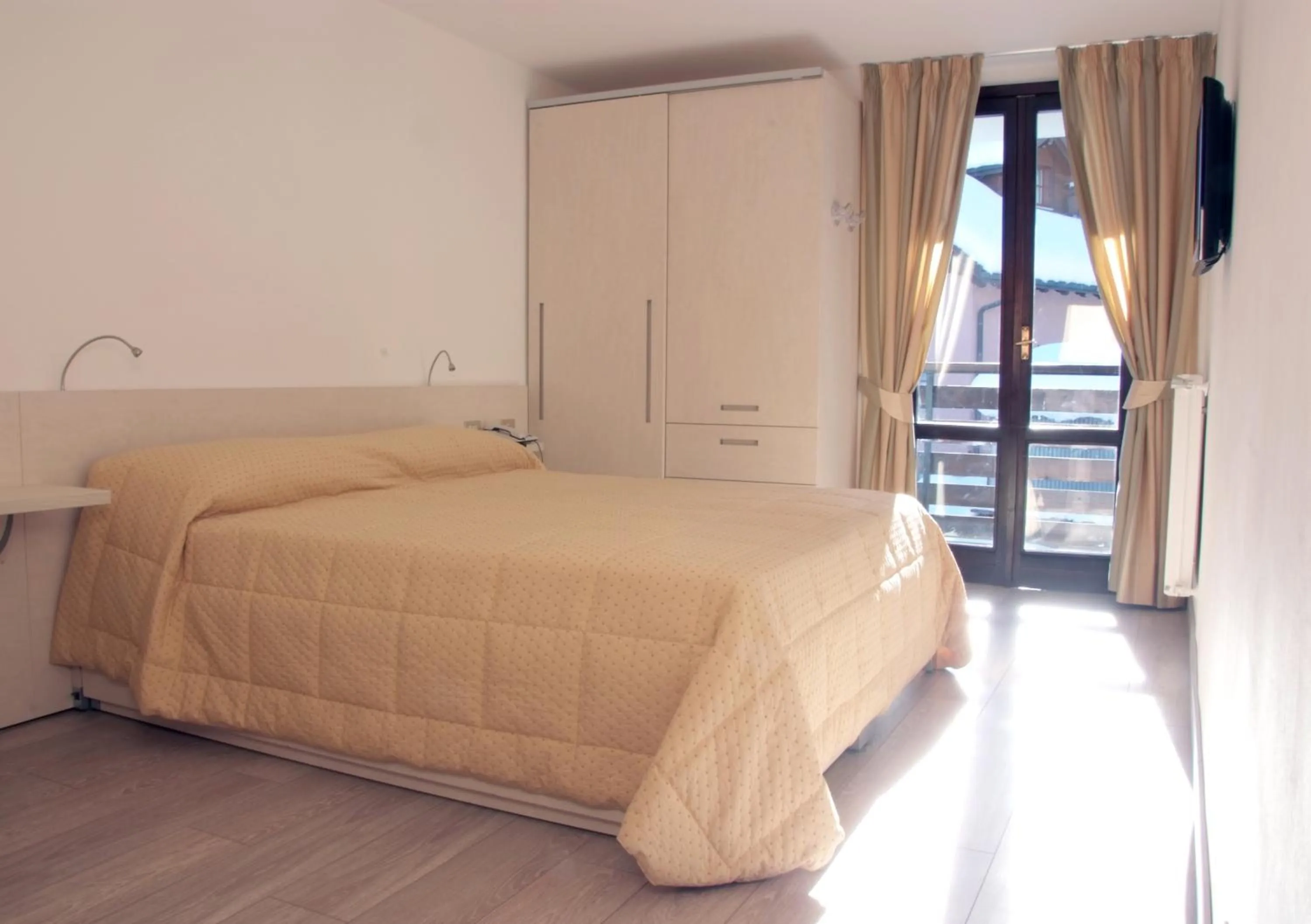 Photo of the whole room, Bed in Hotel Alaska