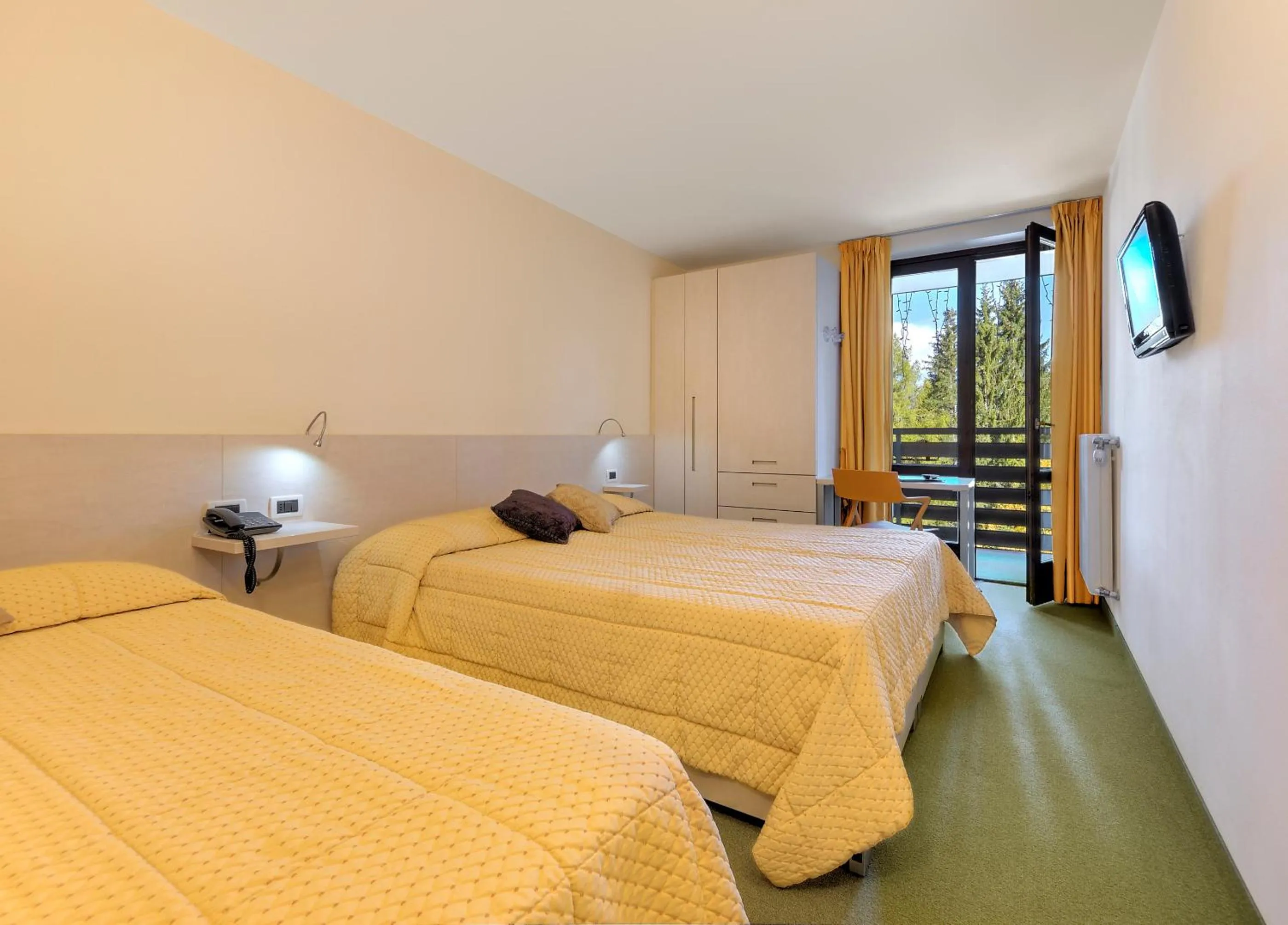 Photo of the whole room, Bed in Hotel Alaska