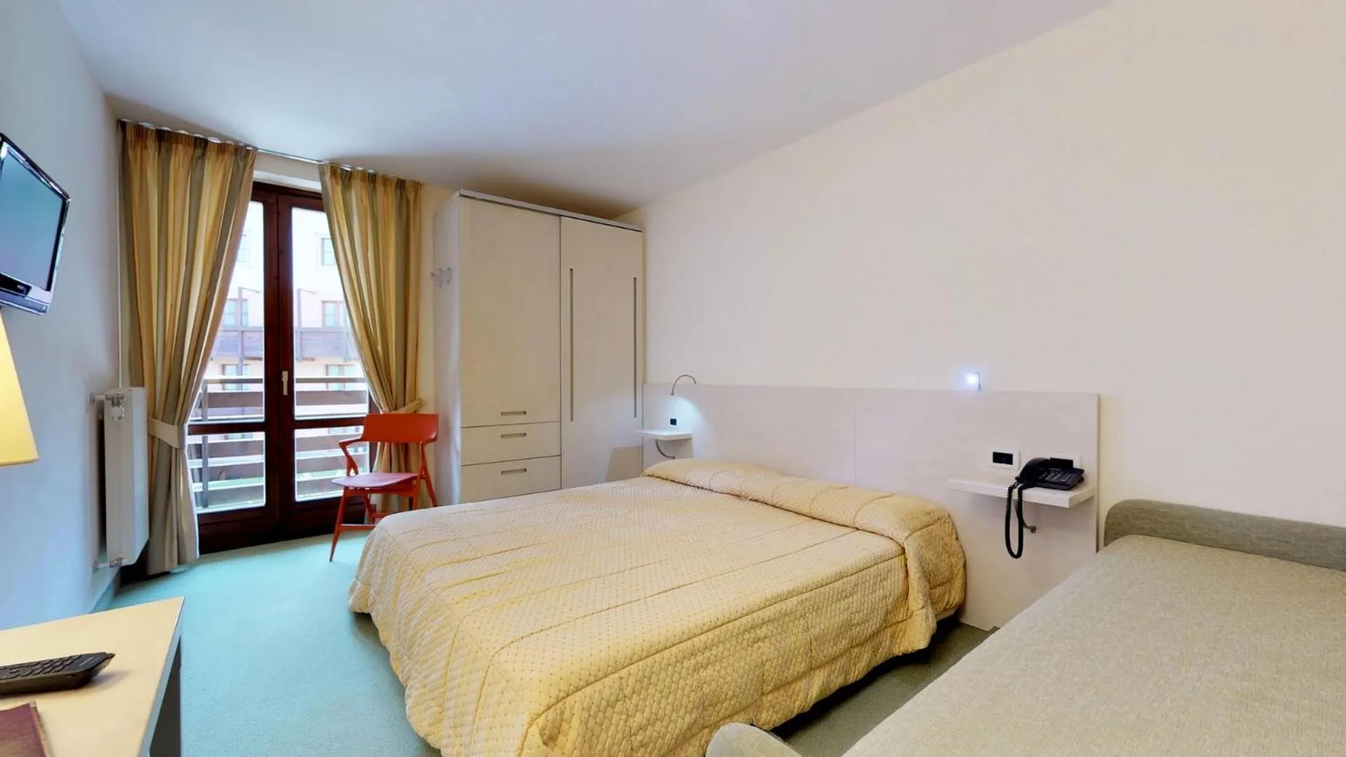 Photo of the whole room, Bed in Hotel Alaska