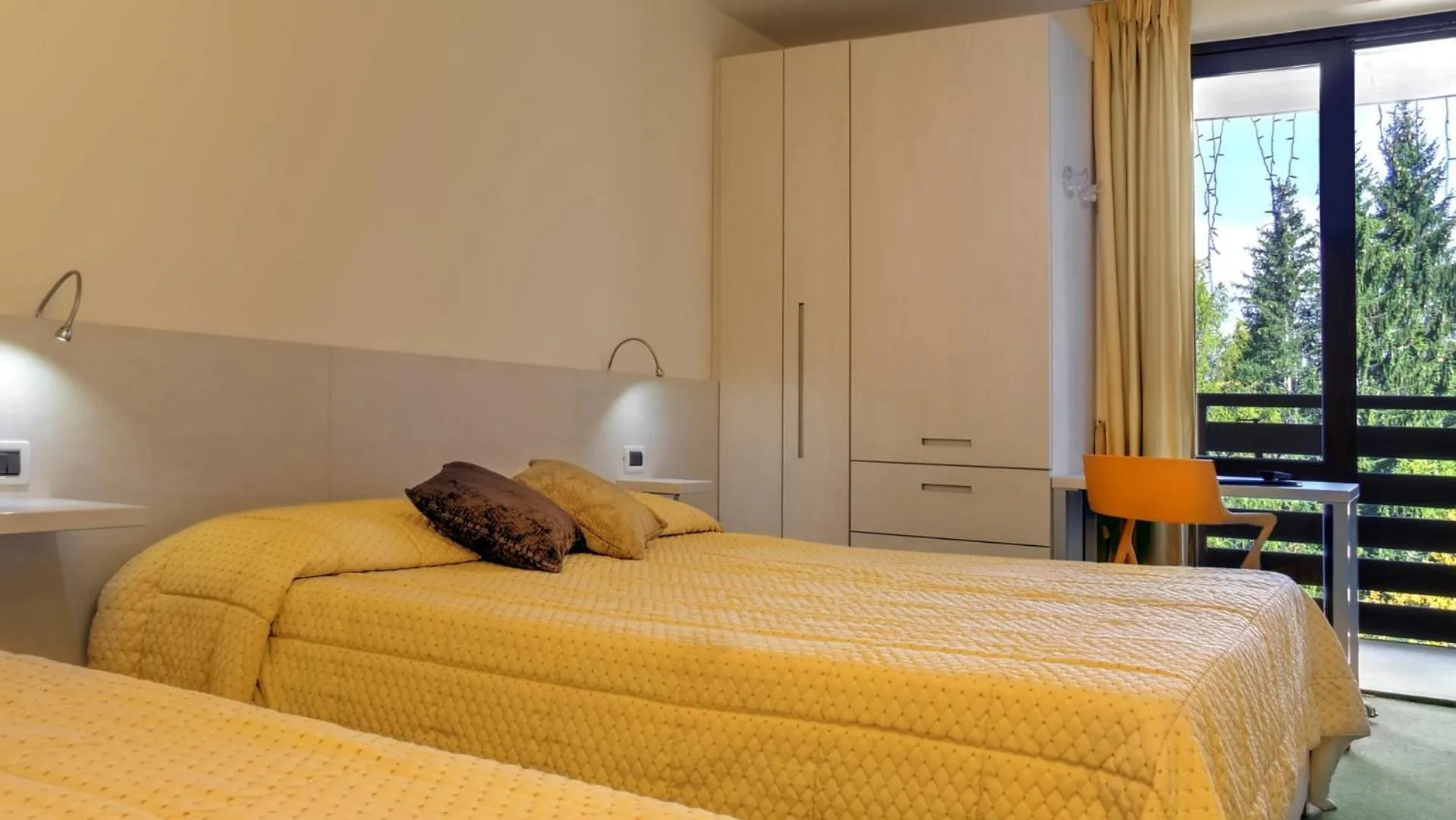 Photo of the whole room, Bed in Hotel Alaska