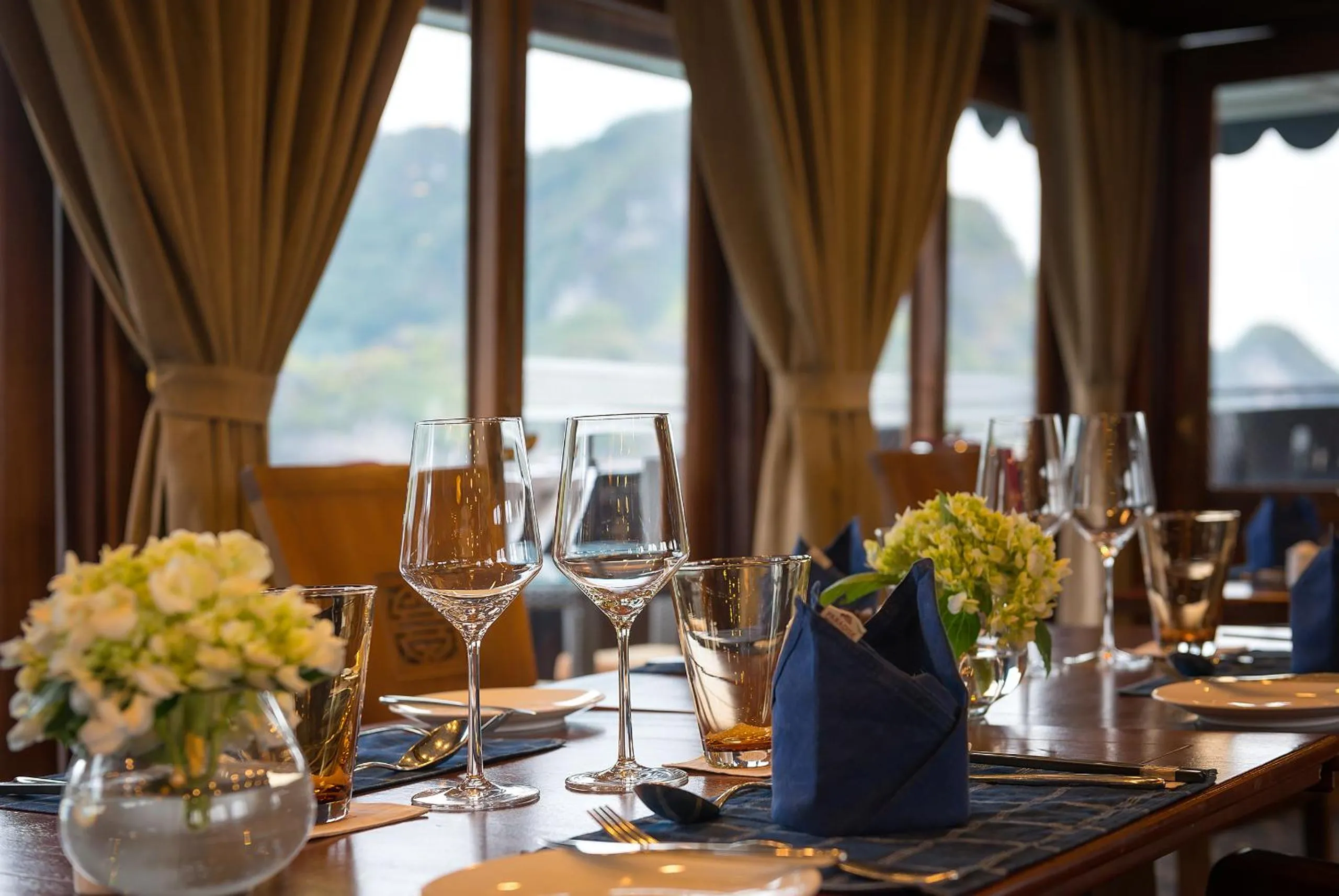 Restaurant/places to eat in Paradise Peak Cruise