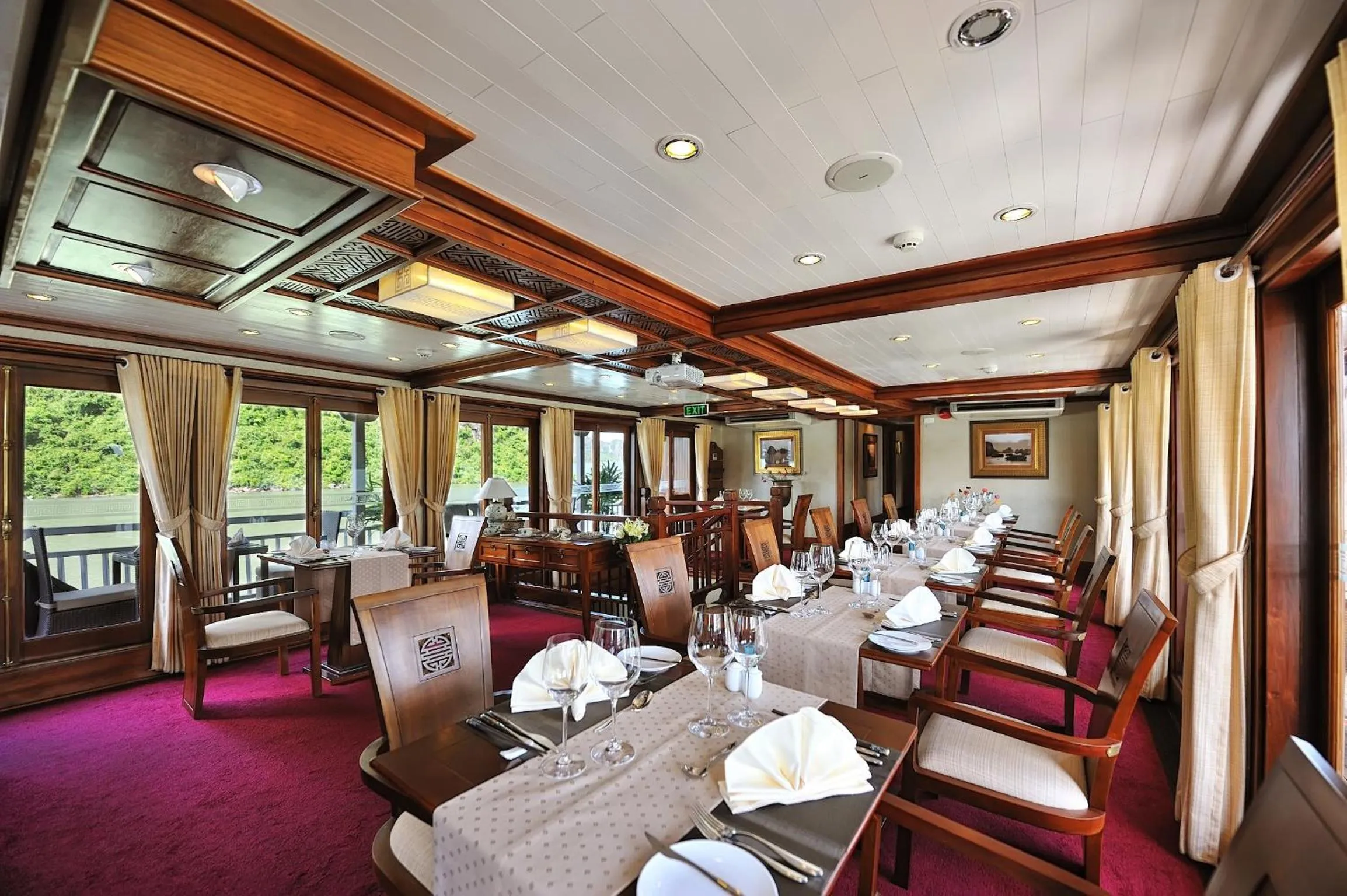 Restaurant/places to eat in Paradise Peak Cruise