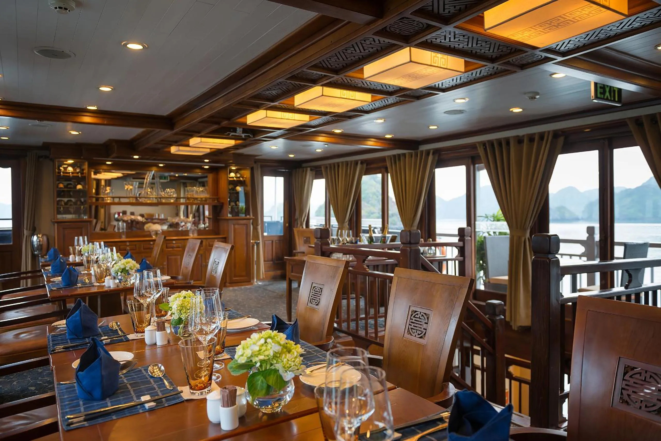 Restaurant/places to eat in Paradise Peak Cruise