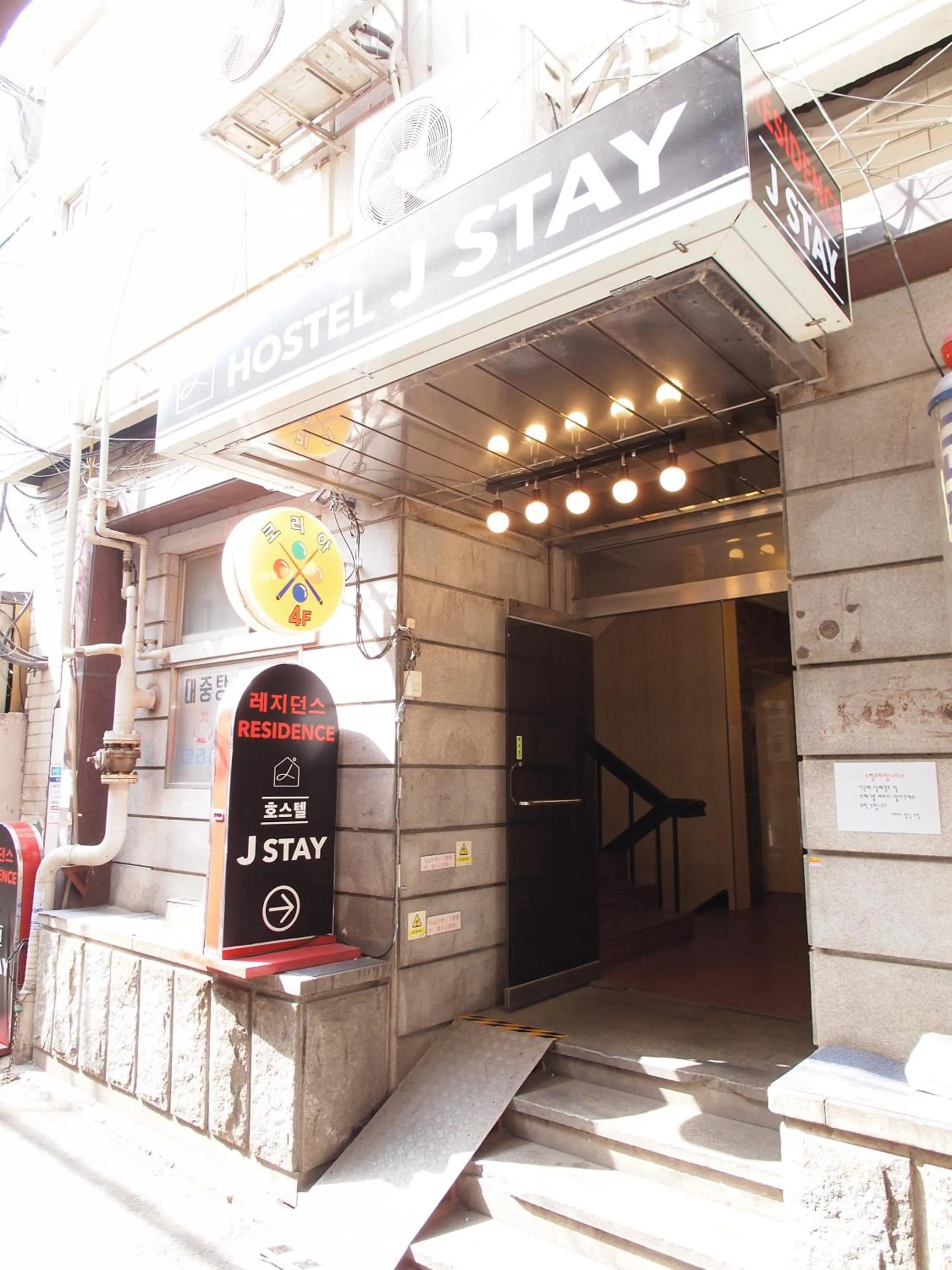 Facade/entrance in Hostel J Stay