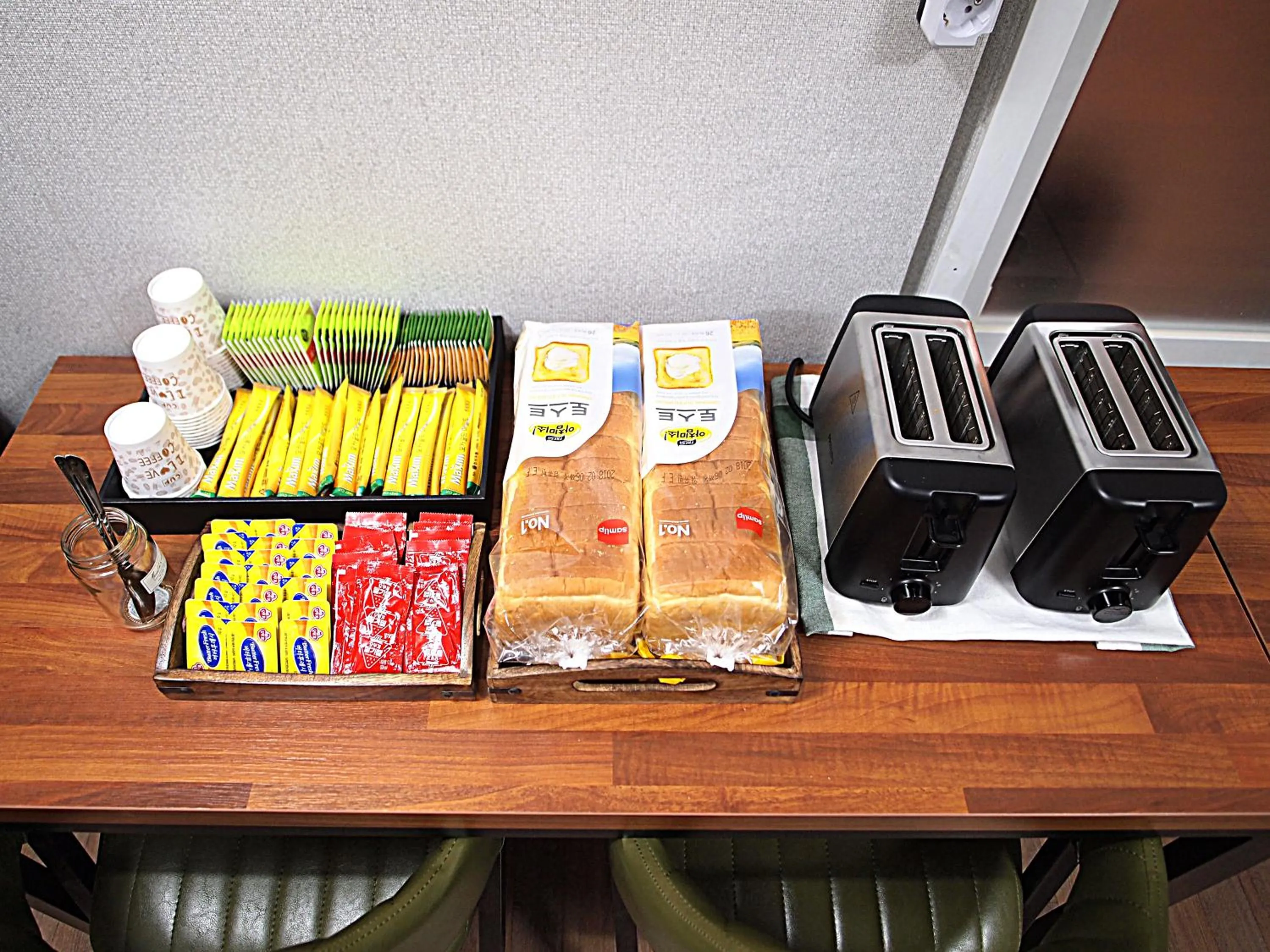 American breakfast in Hostel J Stay