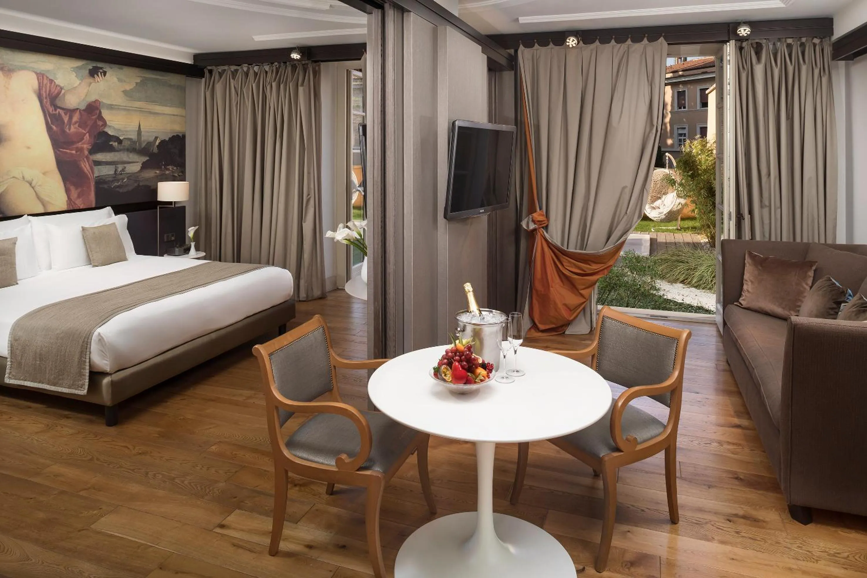 Photo of the whole room, Bed in Villa Agrippina Gran Meliá – The Leading Hotels of the World