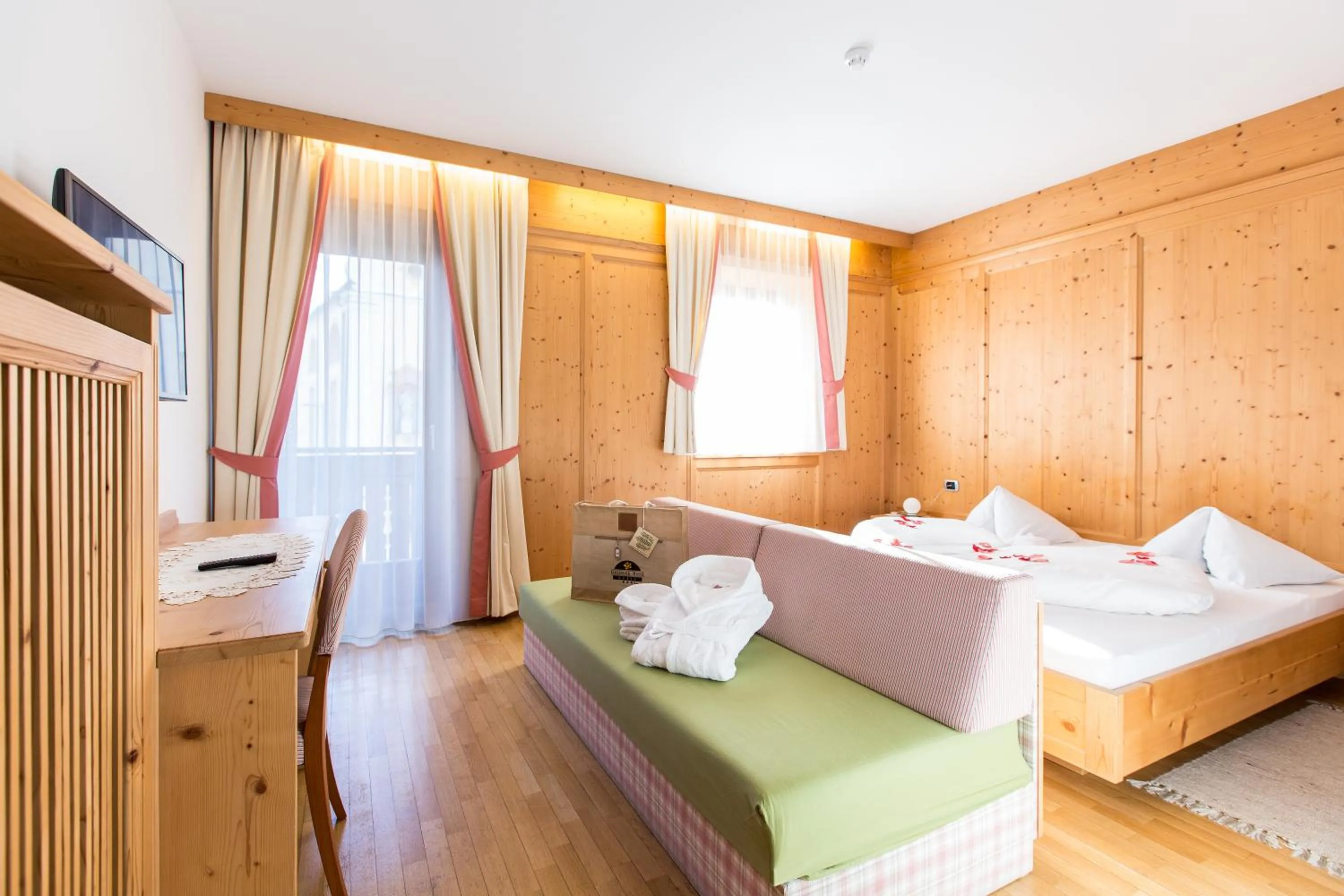 Photo of the whole room, Bed in Hotel Goldene Rose