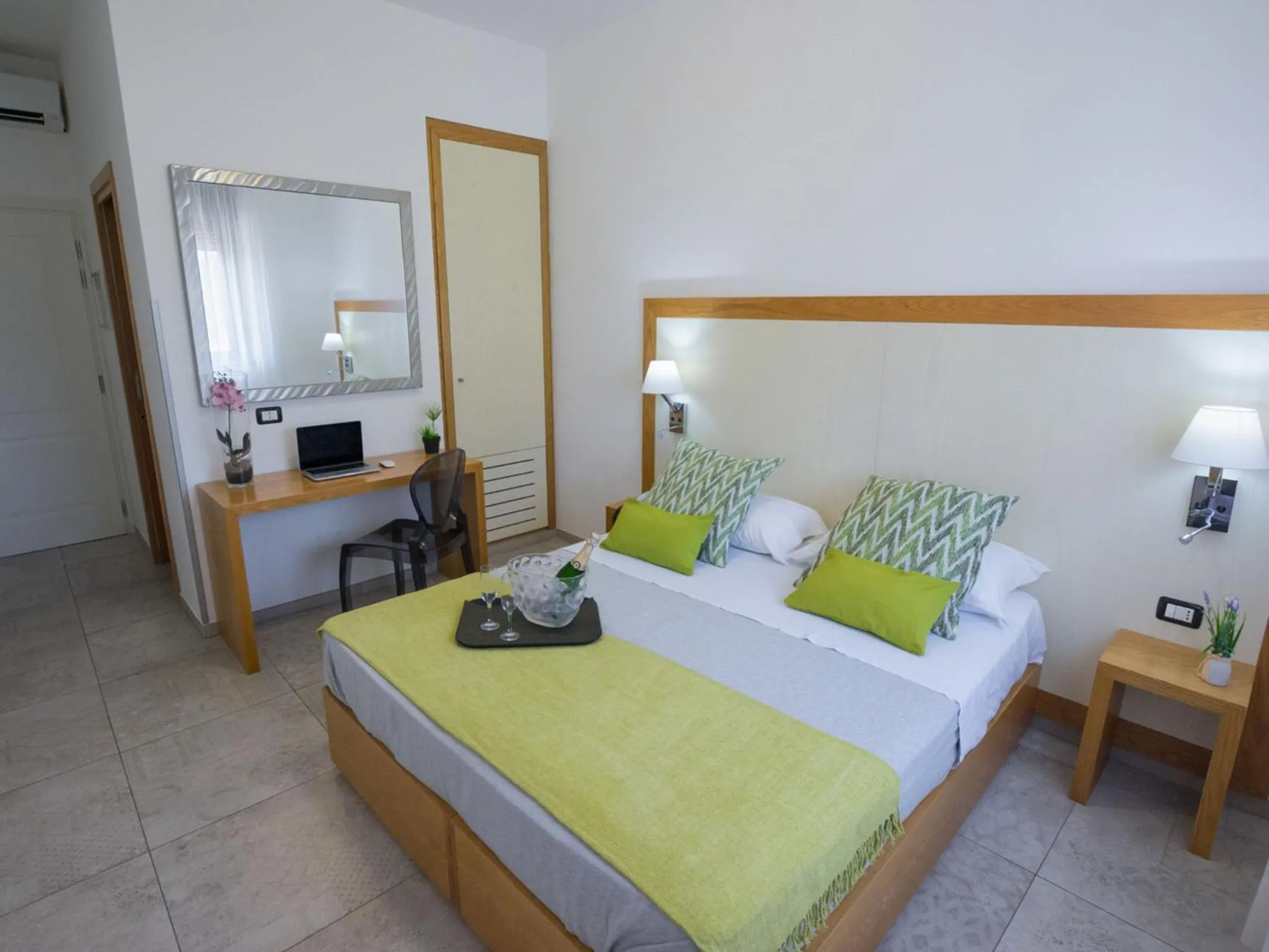 Shower, Bed in Best Western Hotel Martello