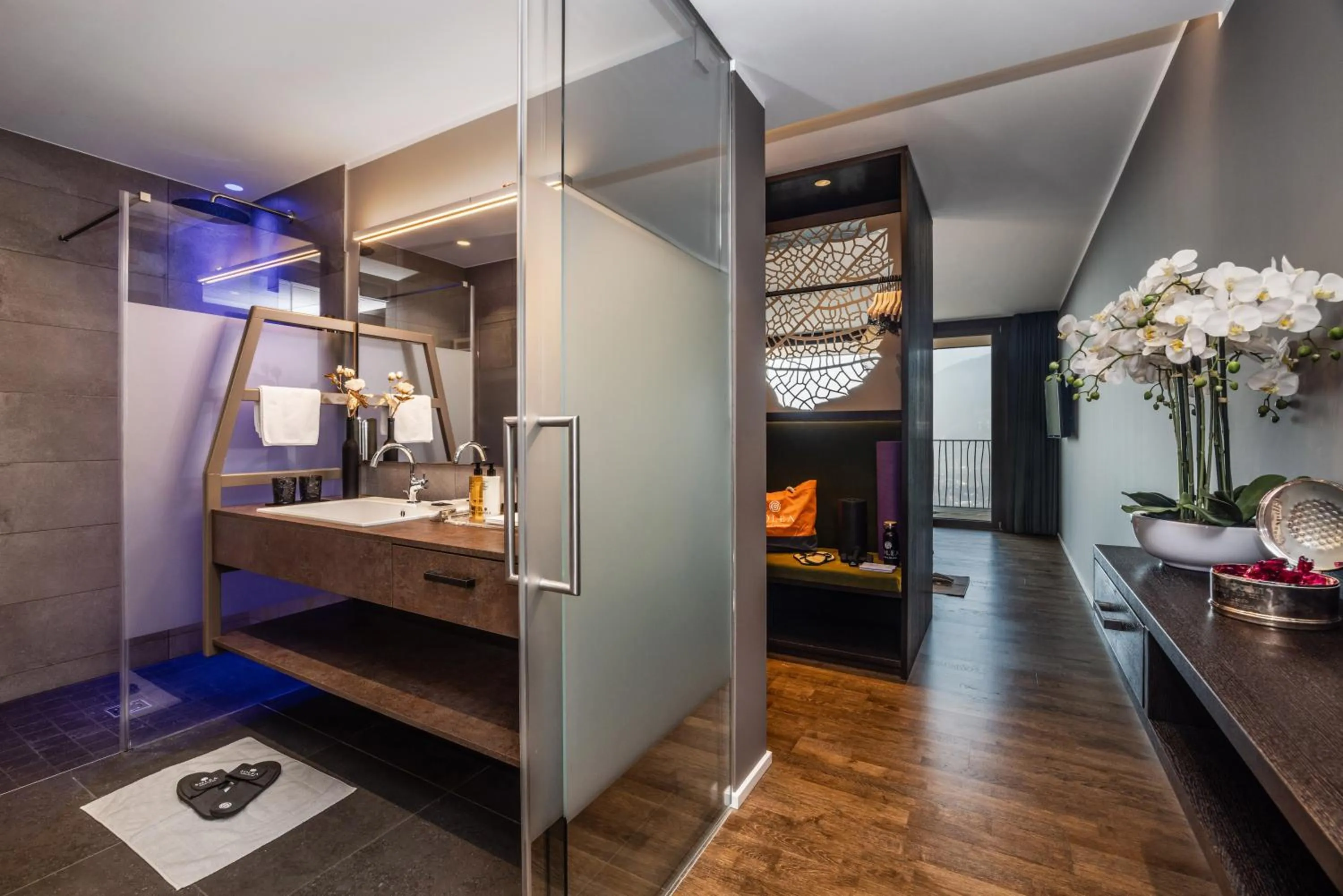 Shower, Bed in Hotel Der Weinmesser