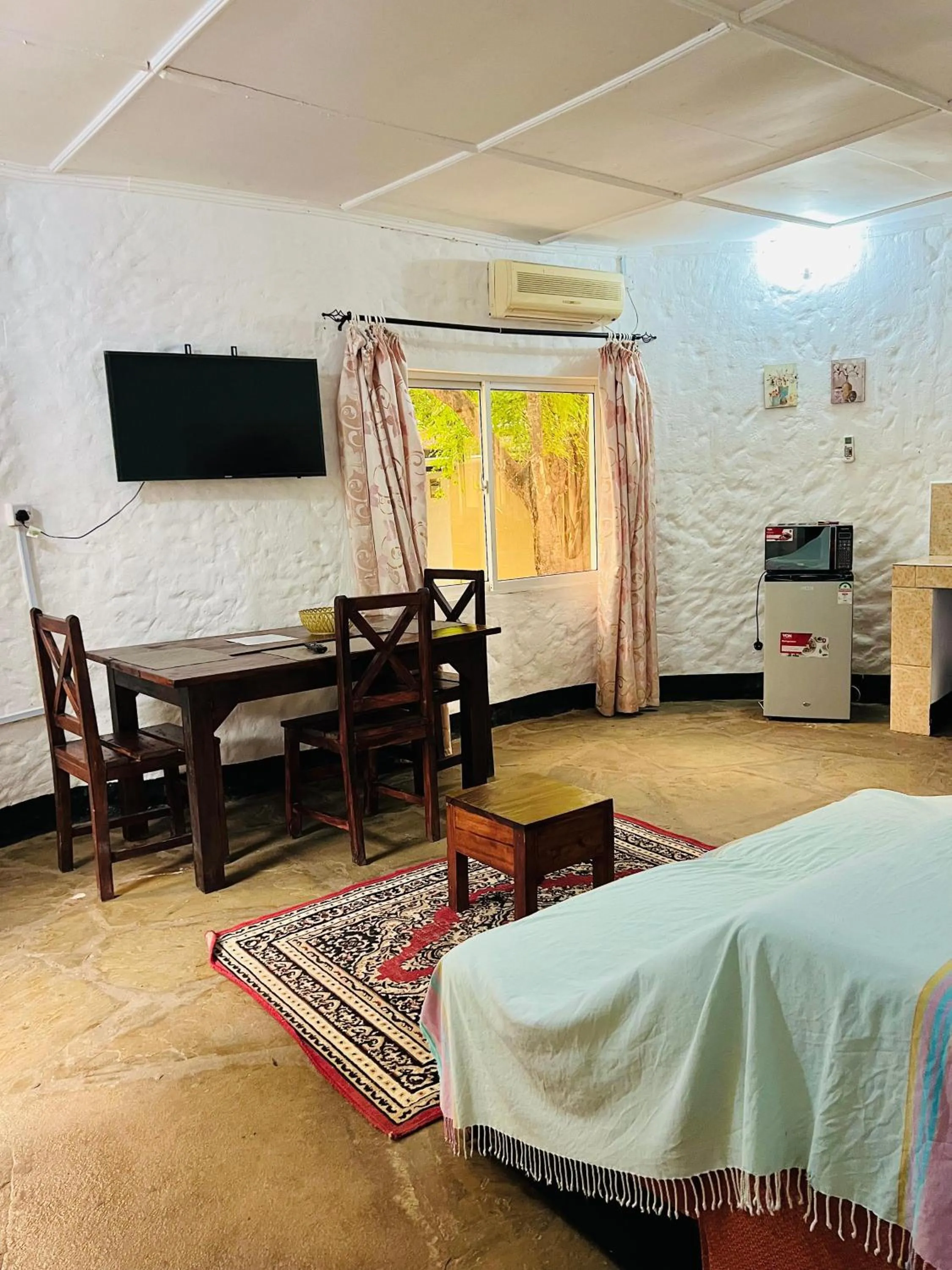 Bed in Tradewinds Lodge