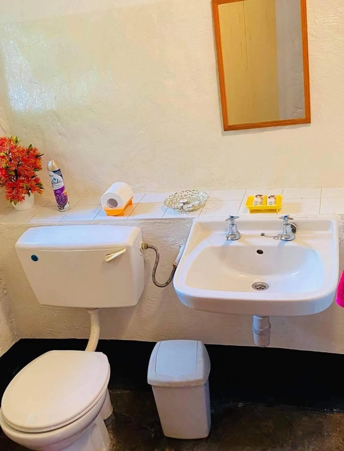 Bathroom in Tradewinds Lodge