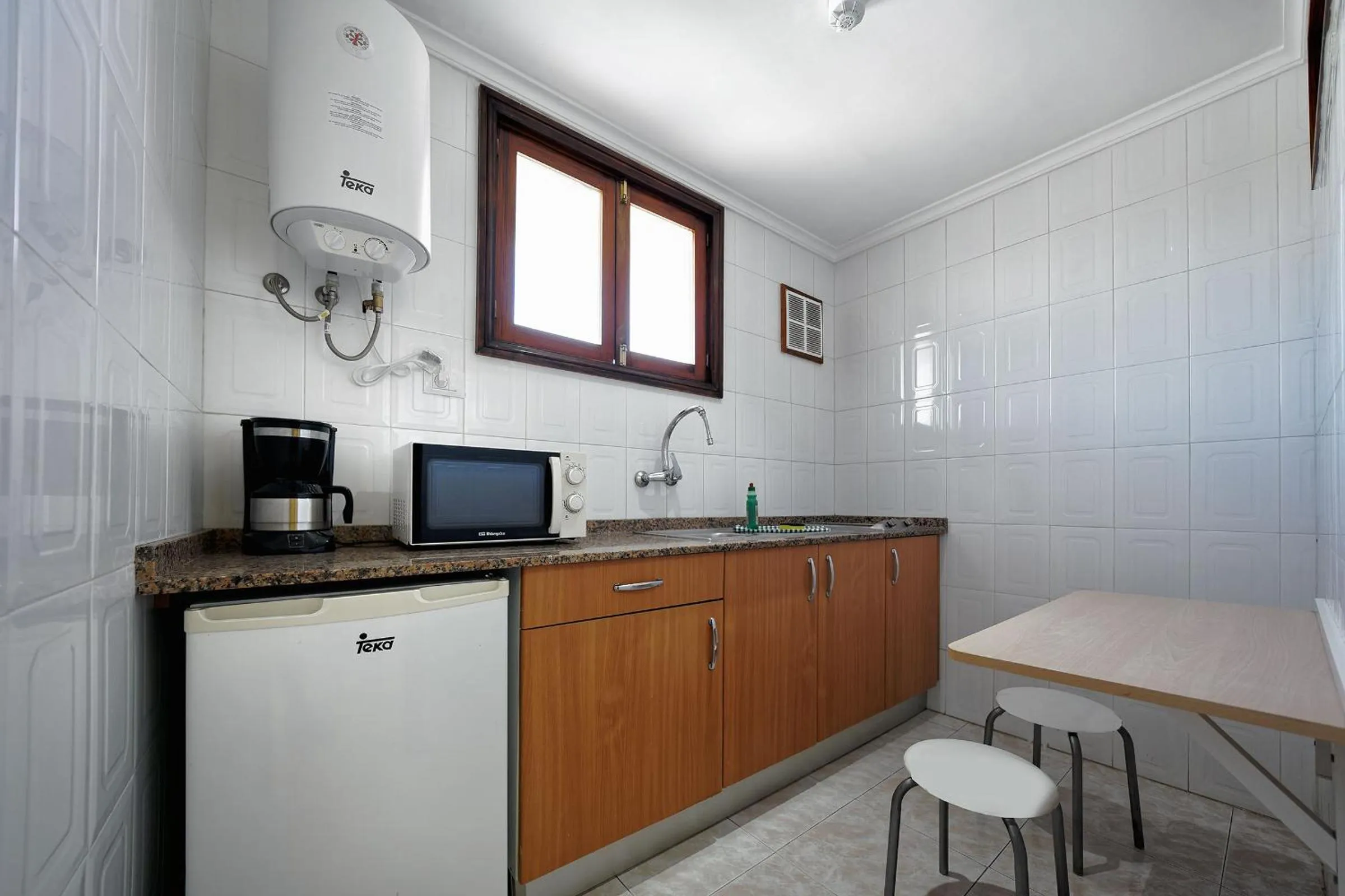 Kitchen or kitchenette in Apartamentos Strelitzias