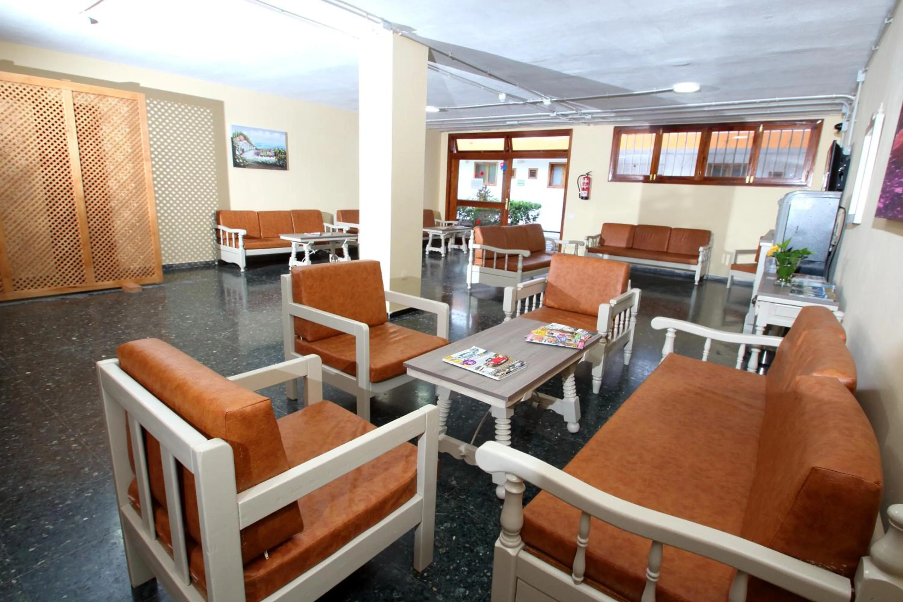 Communal lounge/ TV room in Apartamentos Strelitzias