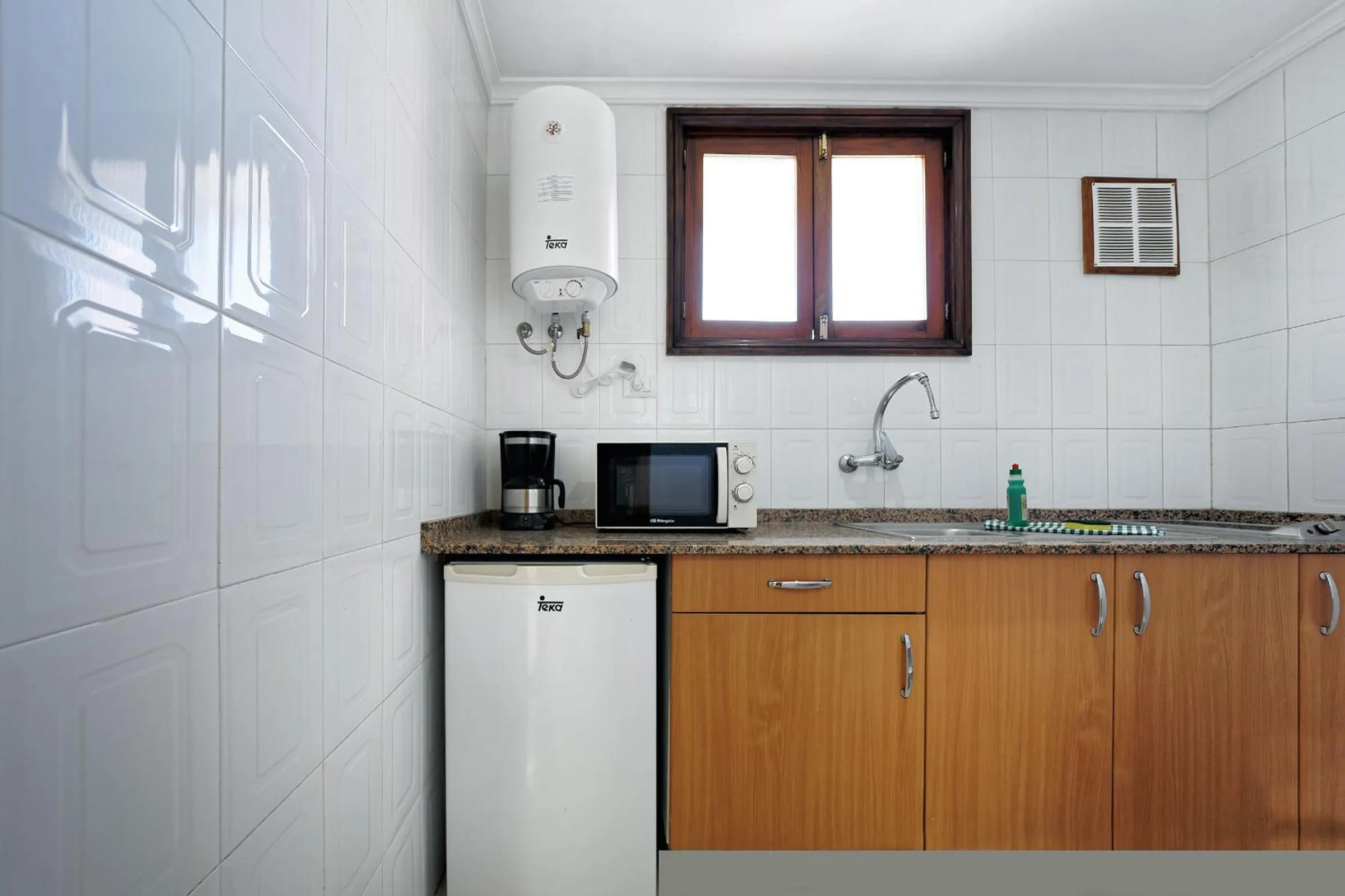 Kitchen or kitchenette in Apartamentos Strelitzias