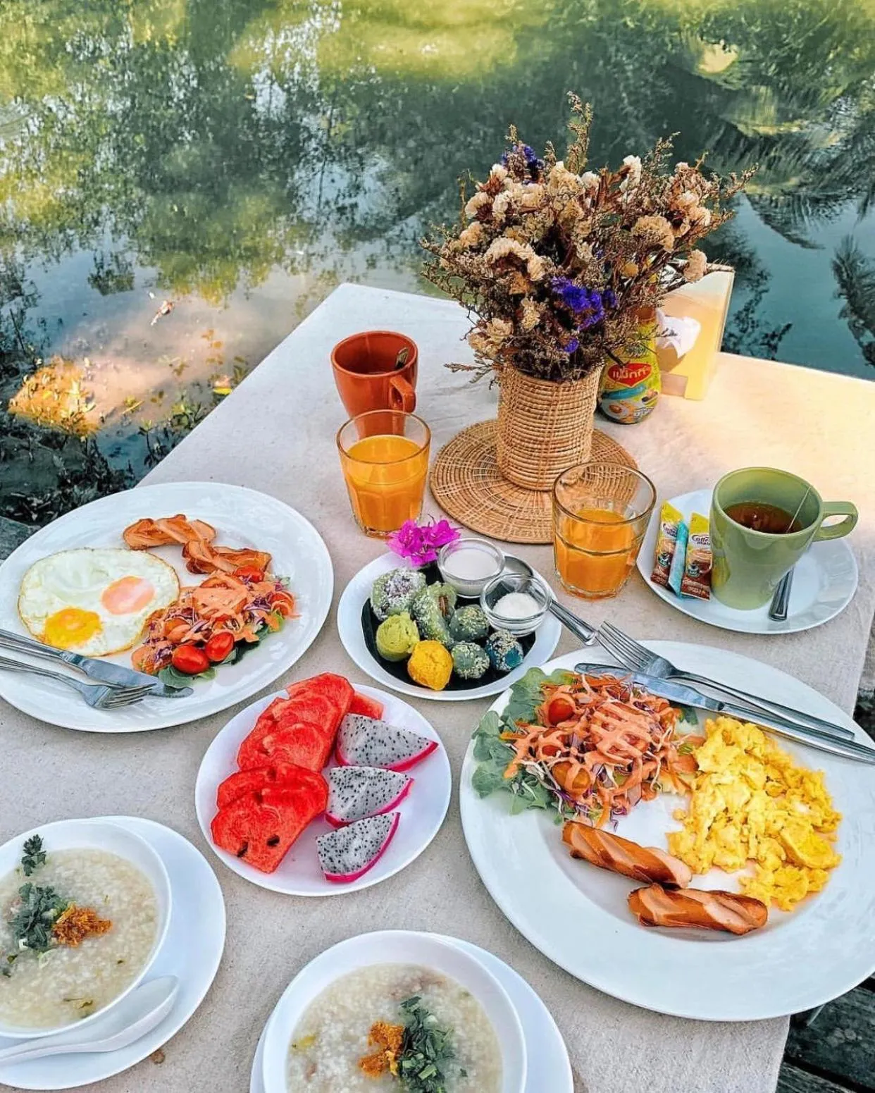 Food and drinks in House Of Passion Amphawa